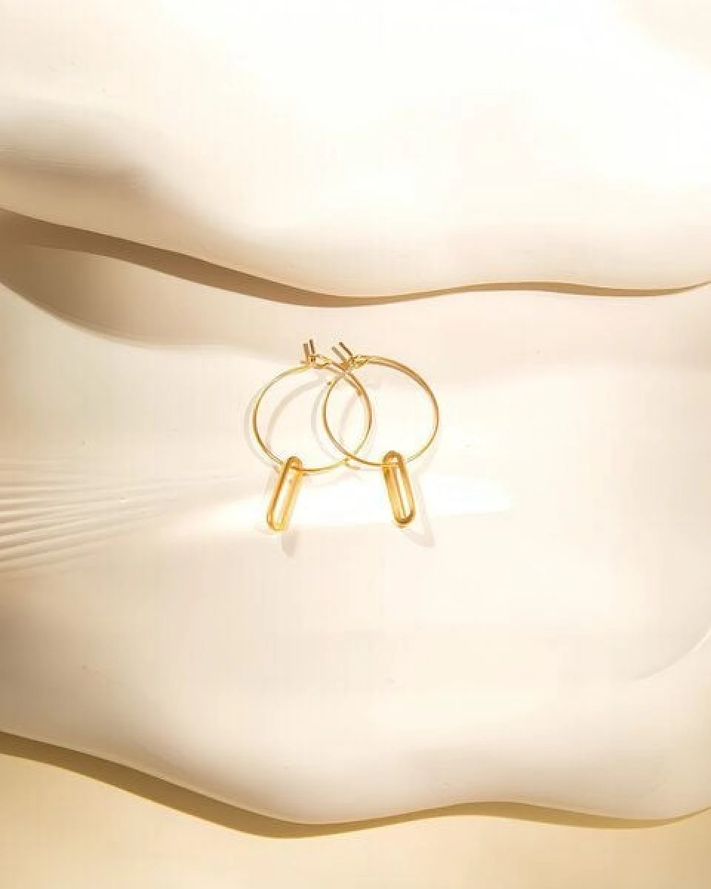 ELEKTROPULLI Superfeine zeitlose Kette 1mm schmal mit grafischem Oval Anhänger, Set mit Ohrringen – Ansicht 4