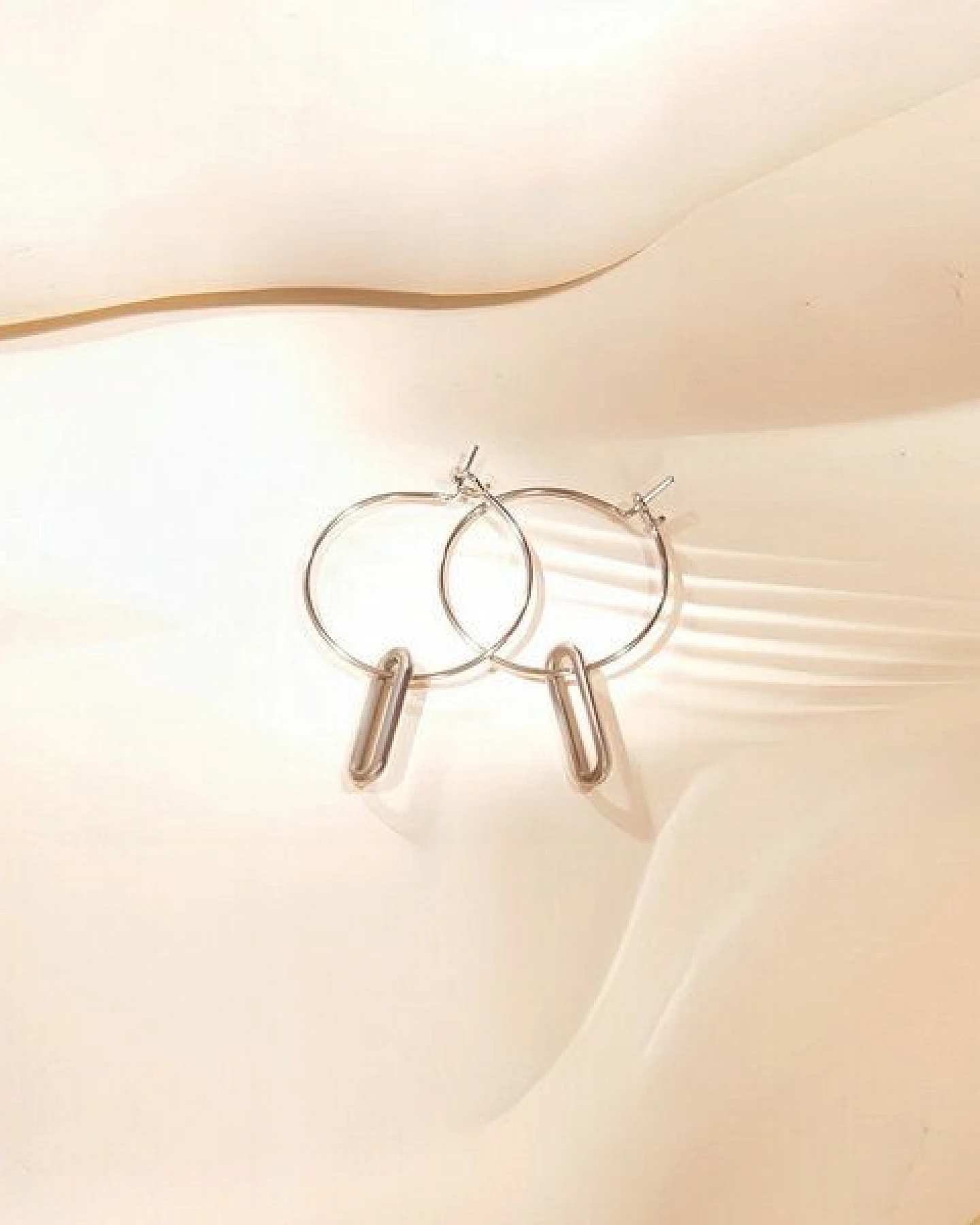 ELEKTROPULLI Superfeine zeitlose Kette 1mm schmal mit grafischem Oval Anhänger, Set mit Ohrringen – Ansicht 3