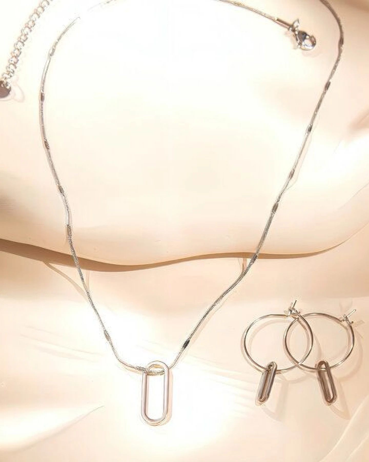 ELEKTROPULLI Superfeine zeitlose Kette 1mm schmal mit grafischem Oval Anhänger, Set mit Ohrringen – Ansicht 4