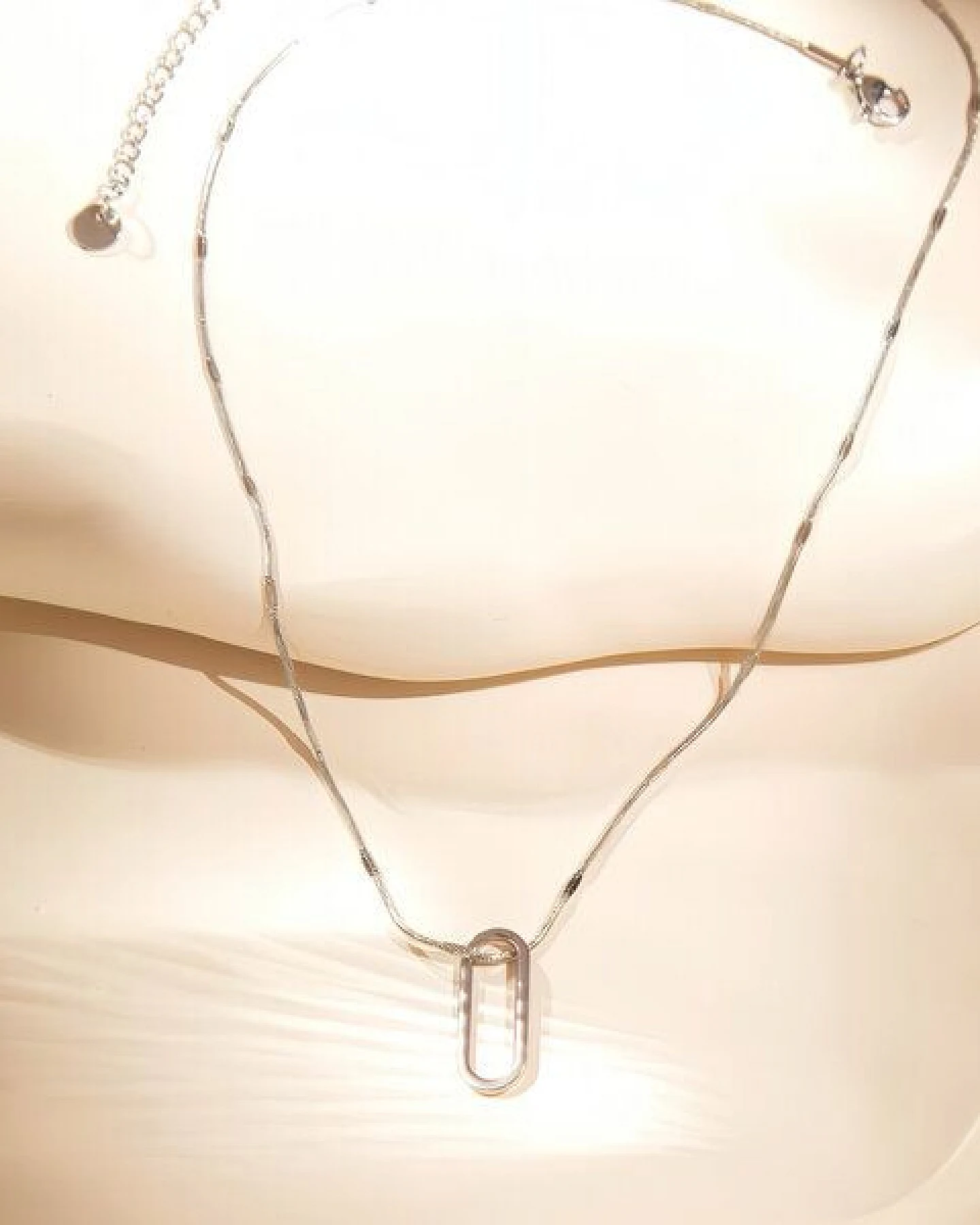ELEKTROPULLI Superfeine zeitlose Kette 1mm schmal mit grafischem Oval Anhänger, Set mit Ohrringen – Ansicht 4