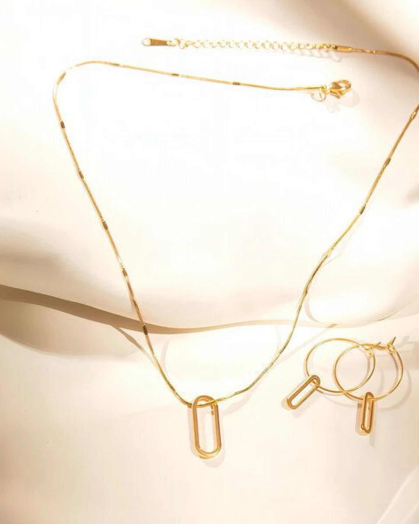 ELEKTROPULLI Superfeine zeitlose Kette 1mm schmal mit grafischem Oval Anhänger, Set mit Ohrringen – Ansicht 4