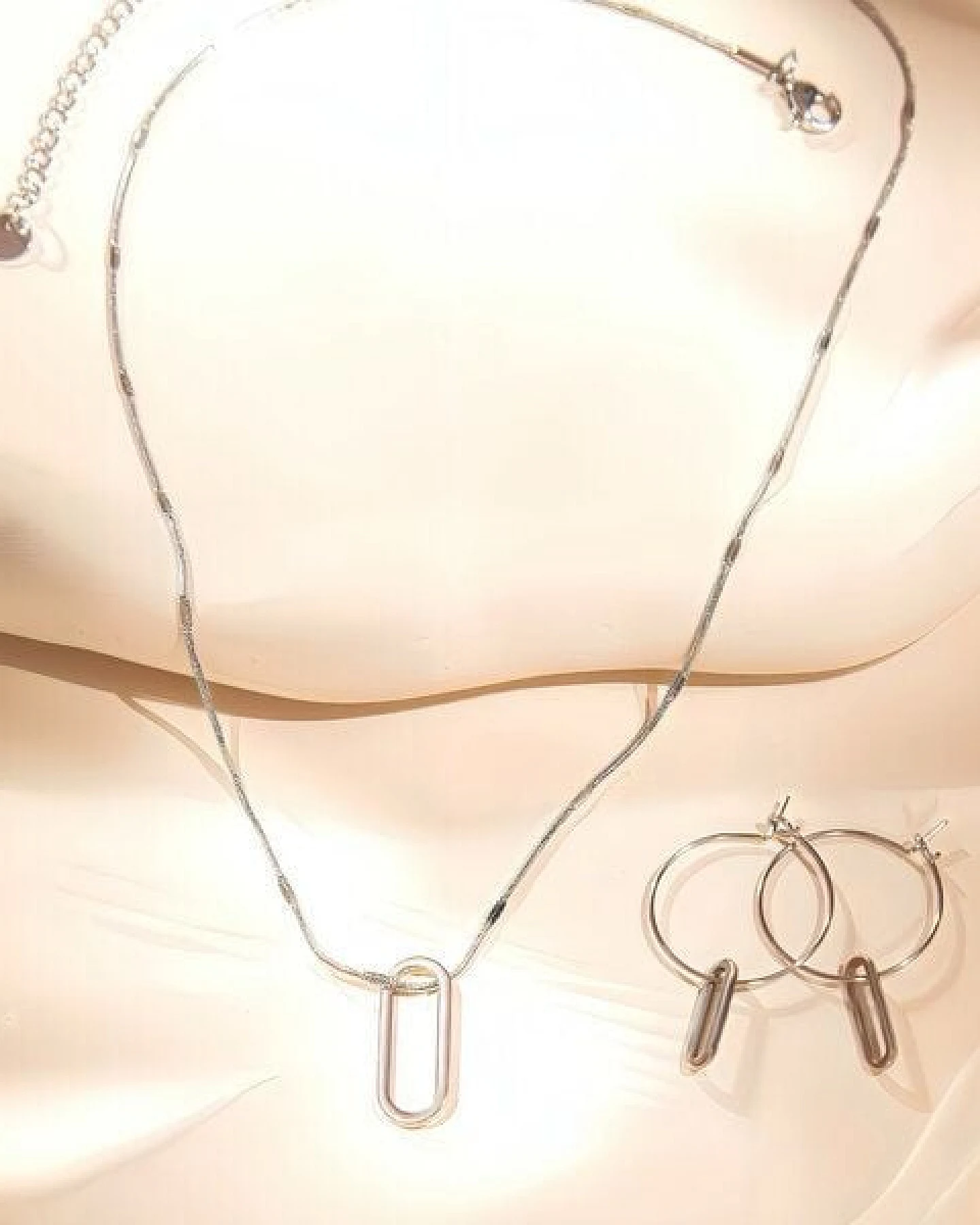 ELEKTROPULLI Superfeine zeitlose Kette 1mm schmal mit grafischem Oval Anhänger, Set mit Ohrringen – Ansicht 4