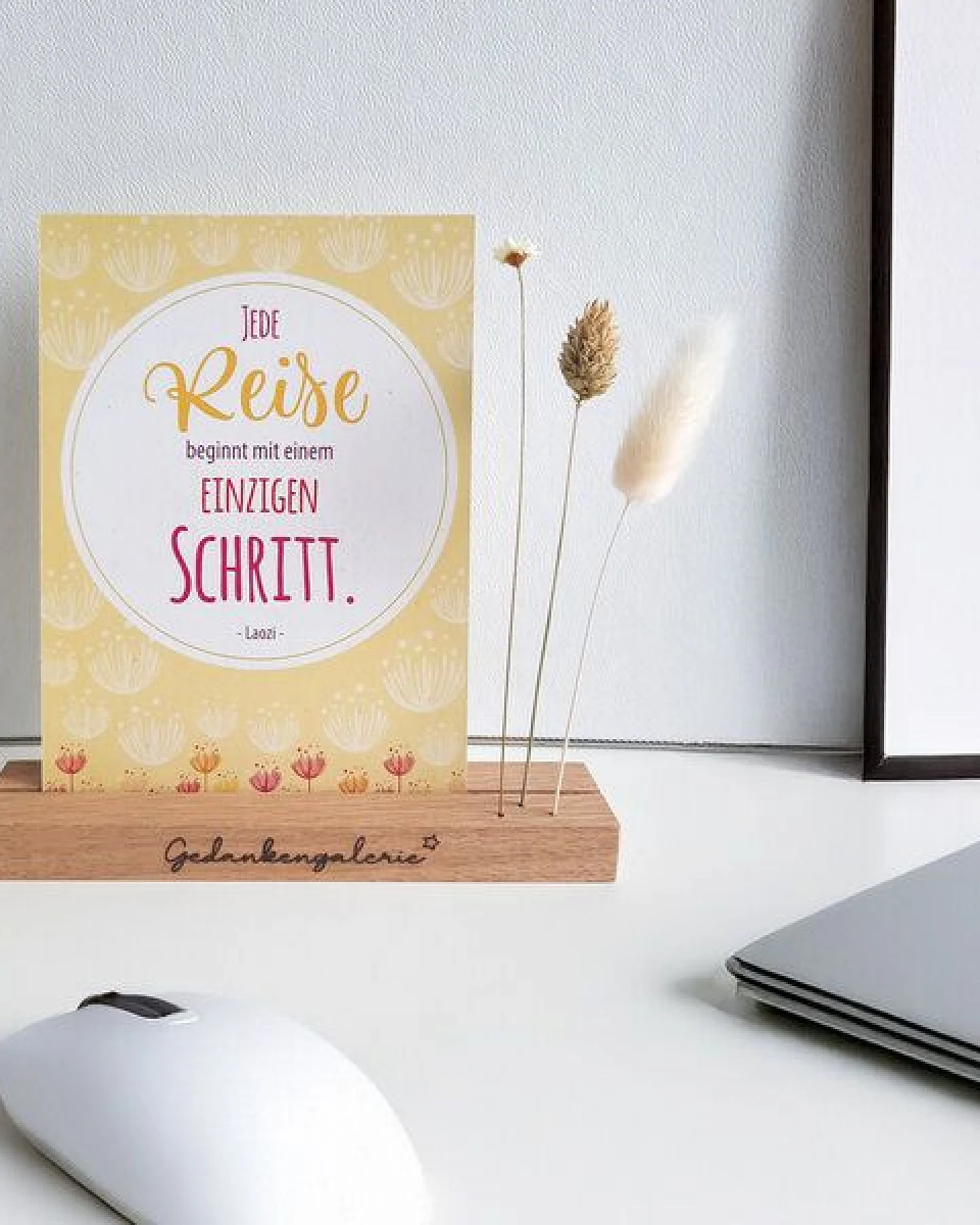 Ideenverlag Hamburg Gedankengalerie® Achtsamkeits-Set mit Holzaufsteller, Affirmationskarten & Trockenblumen – Ansicht 2