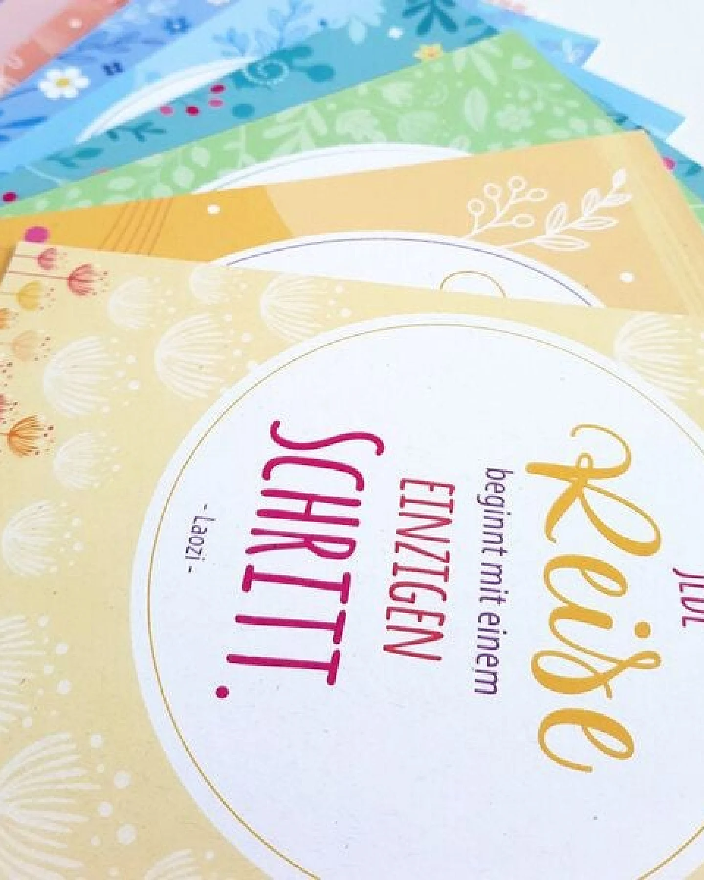 Ideenverlag Hamburg Gedankengalerie® Achtsamkeits-Set mit Holzaufsteller, Affirmationskarten & Trockenblumen – Ansicht 4