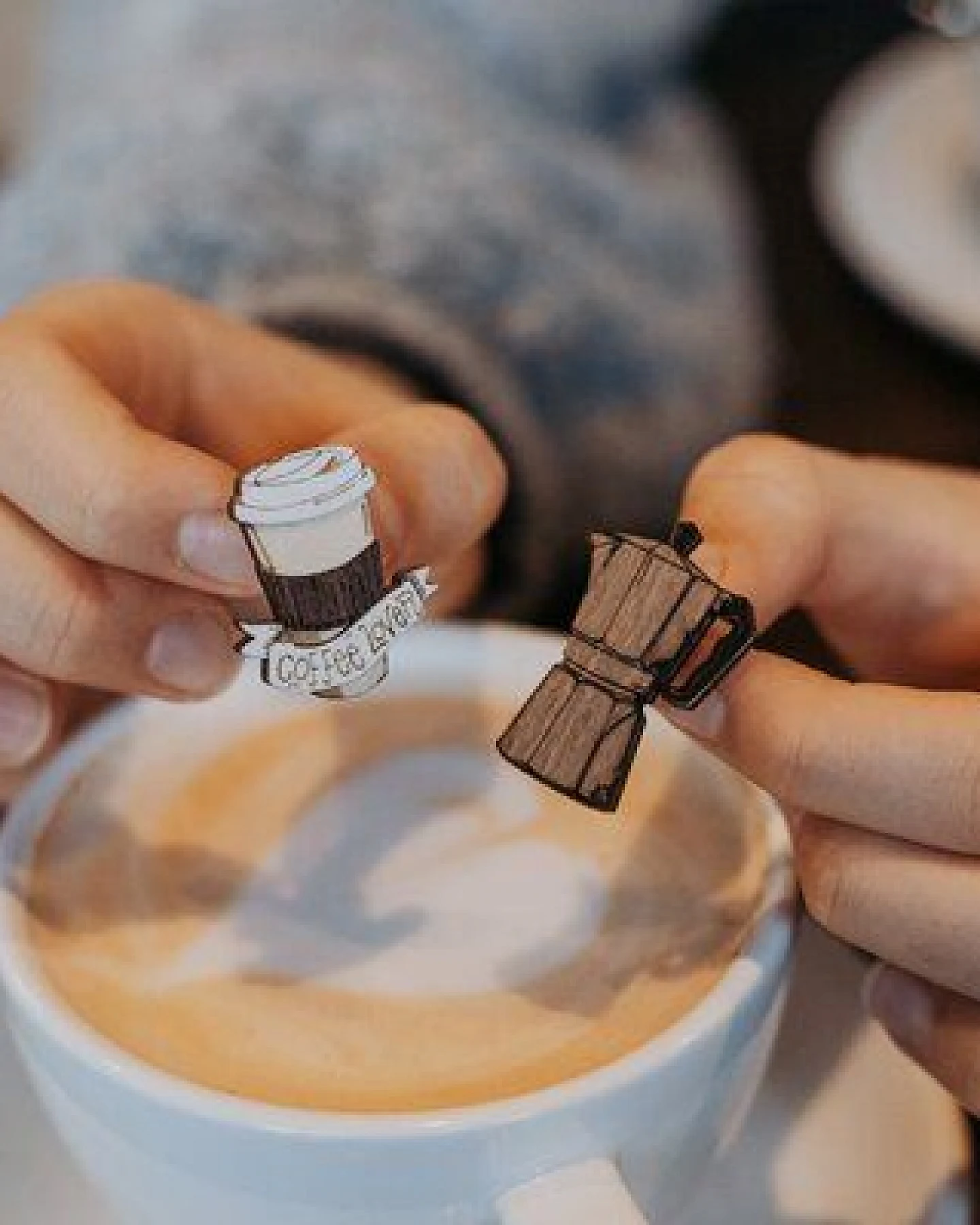 BeWooden Holzbrosche Coffee Lover – Liebe zum Kaffee Brosche – Ansicht 2