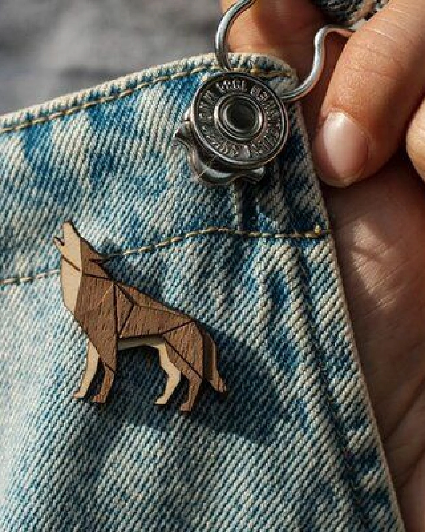 BeWooden Holzbrosche Walking Wolf – Wolf-Brosche – Ansicht 2