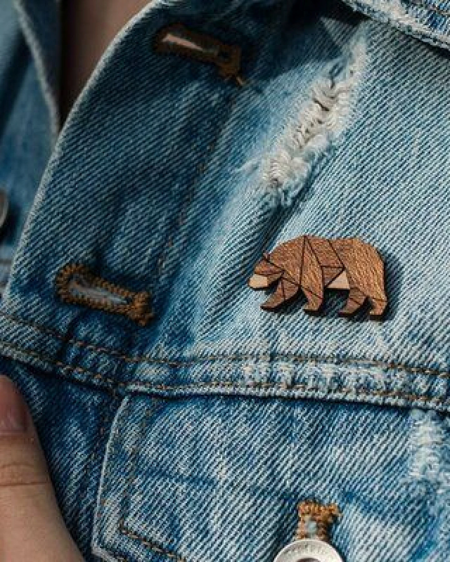 BeWooden Holzbrosche „Walking Bear“ – Bären-Brosche – Ansicht 2