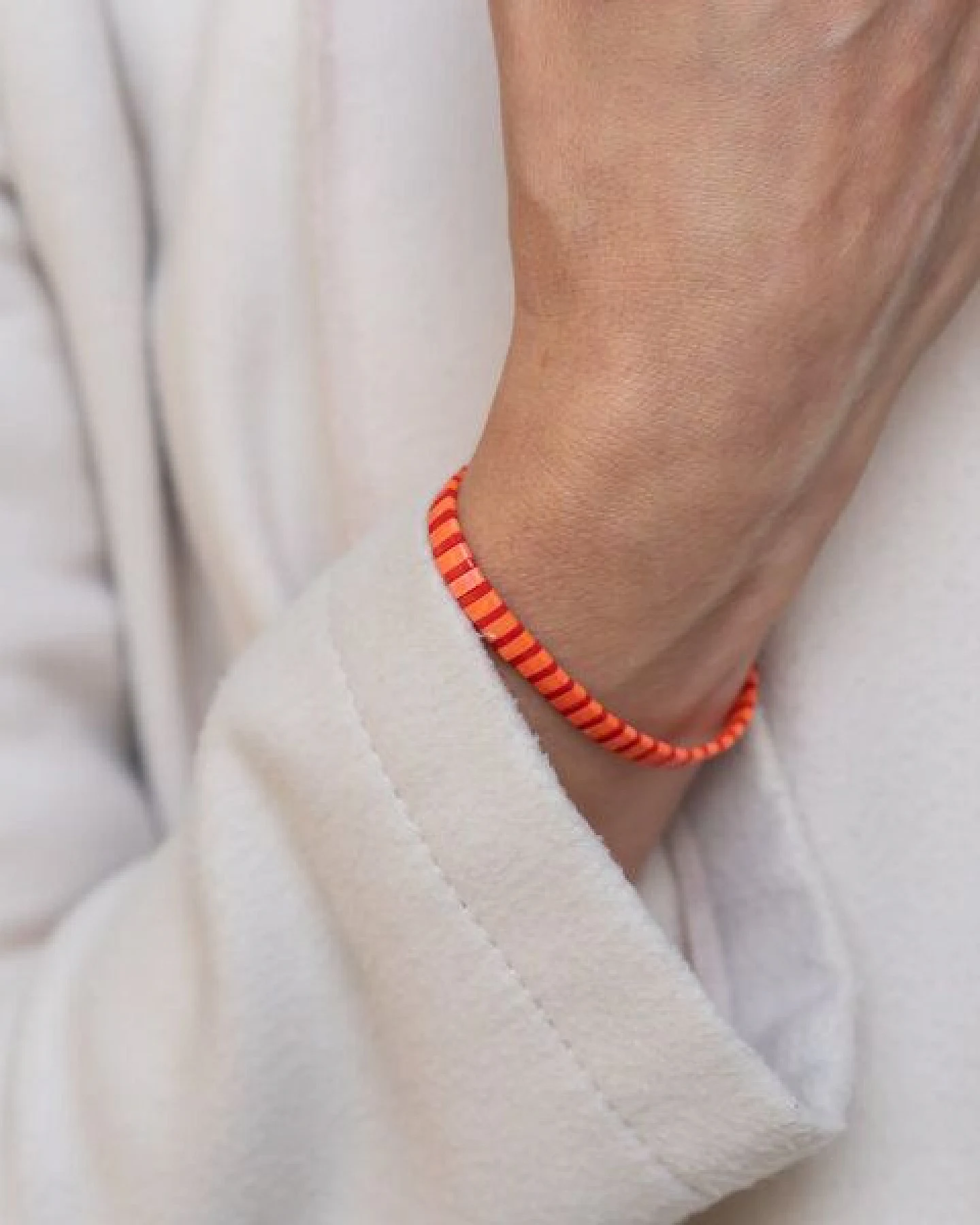 juni Perlenarmband "Luca" in rot / orange – Ansicht 2