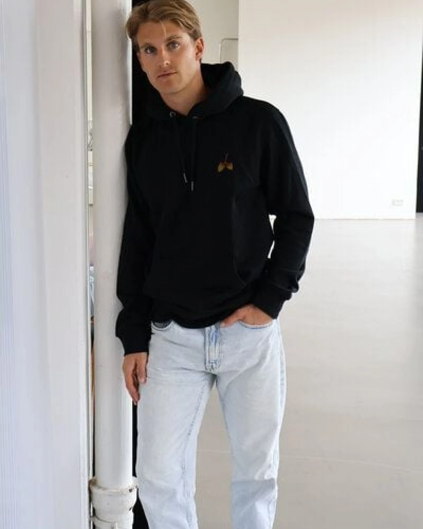 Kultgut Artdesign- Biofair- Bestickter Kapuzenpullover / Ahorn Stick – Ansicht 4