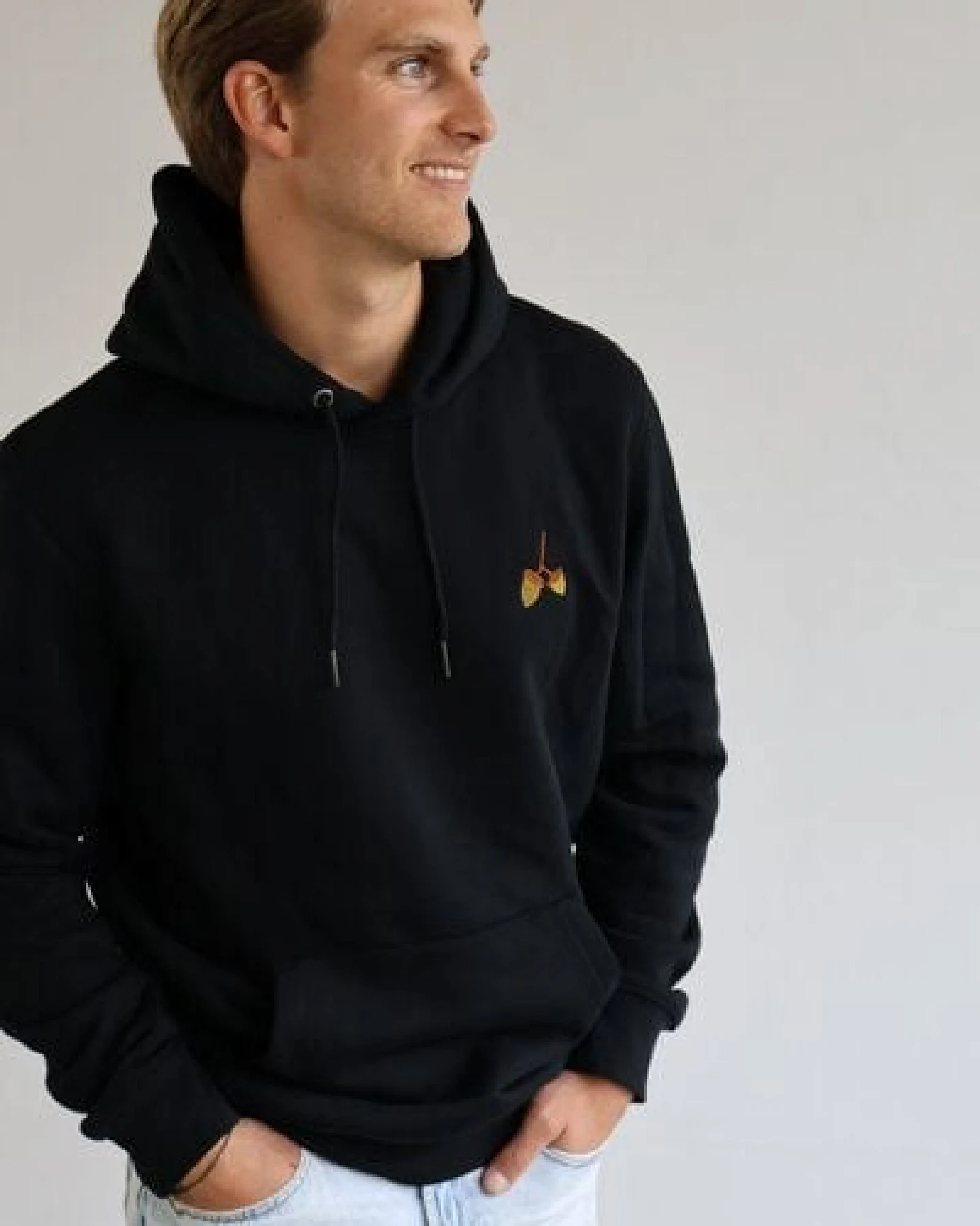 Kultgut Artdesign- Biofair- Bestickter Kapuzenpullover / Ahorn Stick – Ansicht 2