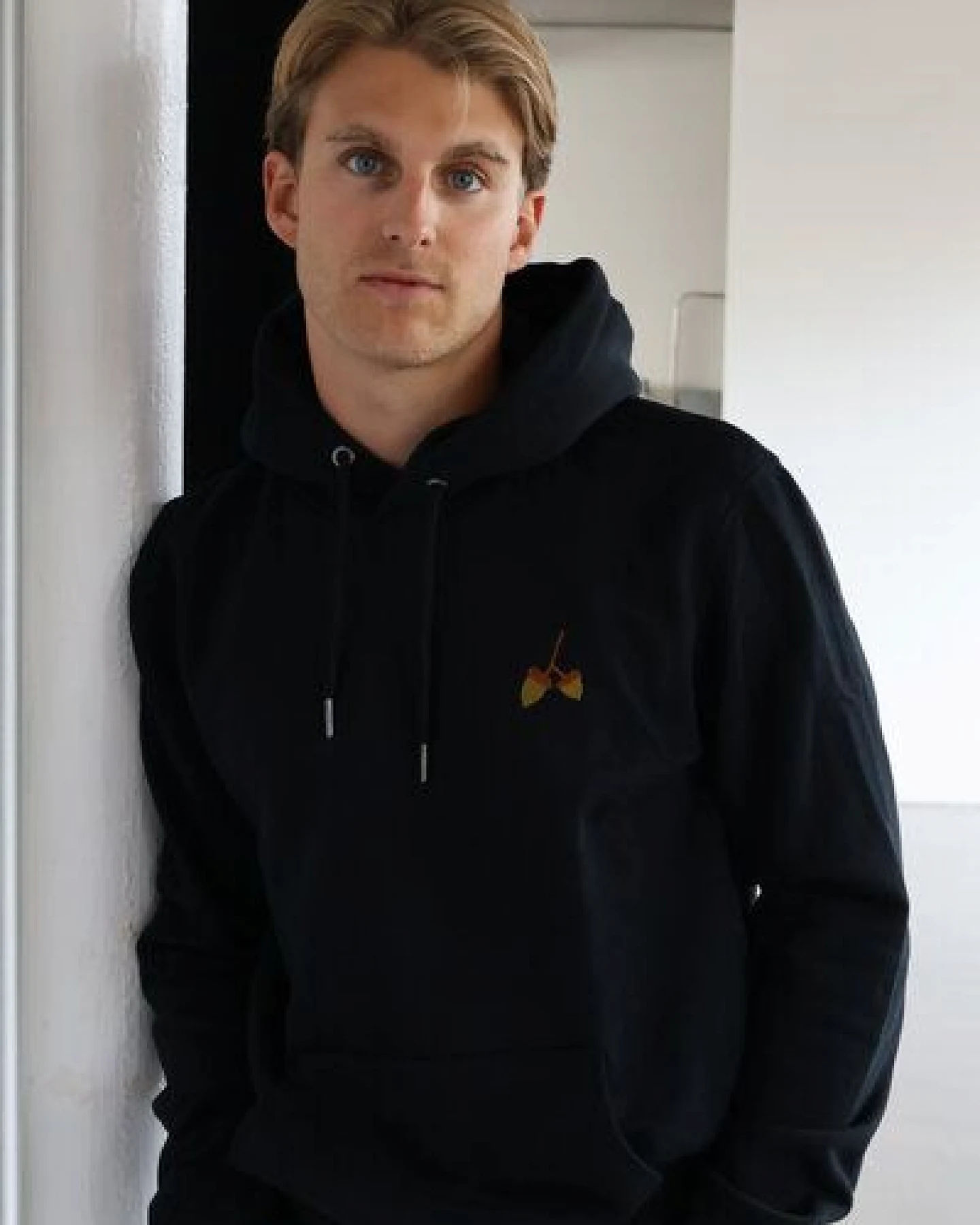 Kultgut Artdesign- Biofair- Bestickter Kapuzenpullover / Ahorn Stick – Ansicht 3