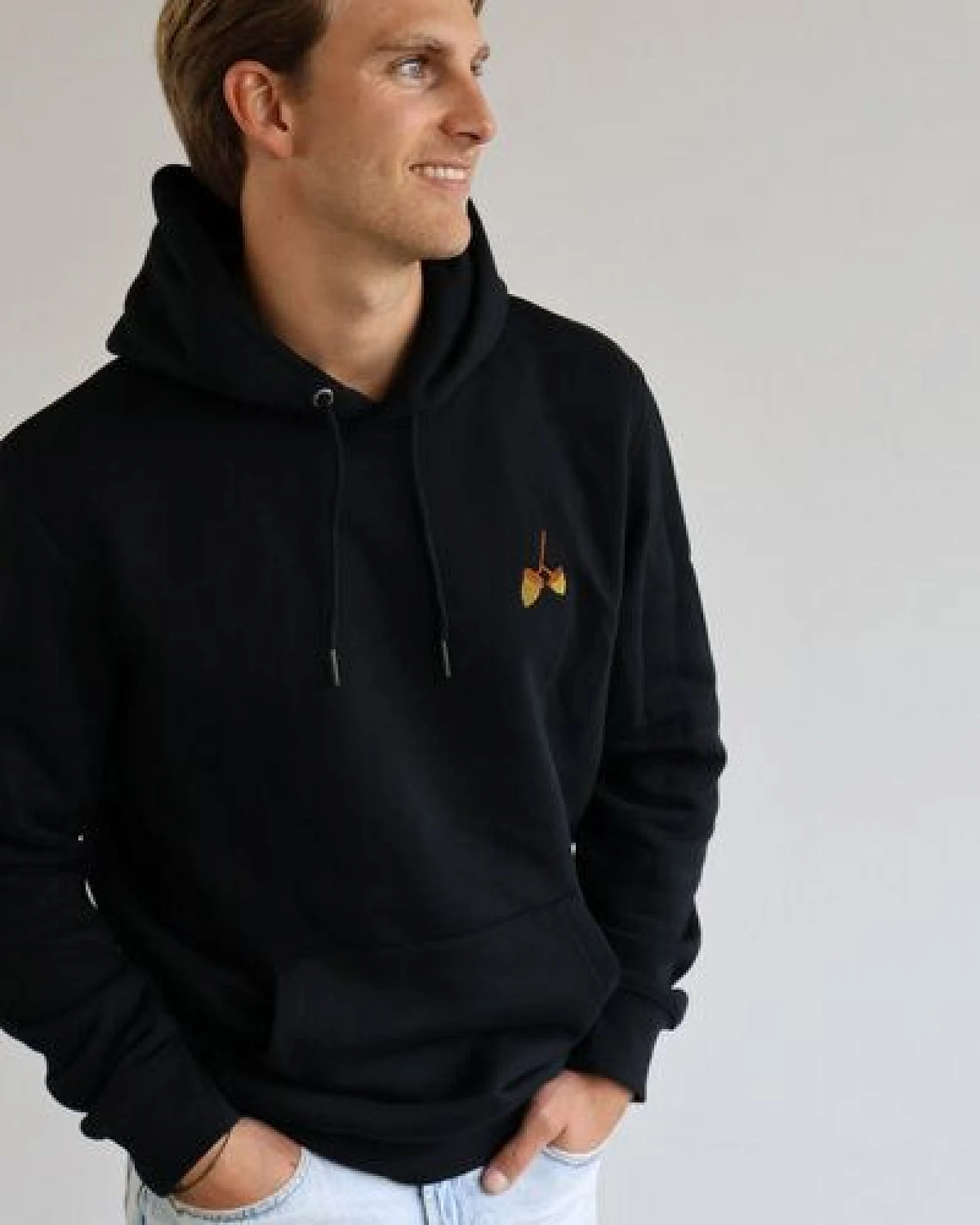 Kultgut Artdesign- Biofair- Bestickter Kapuzenpullover / Ahorn Stick – Ansicht 2
