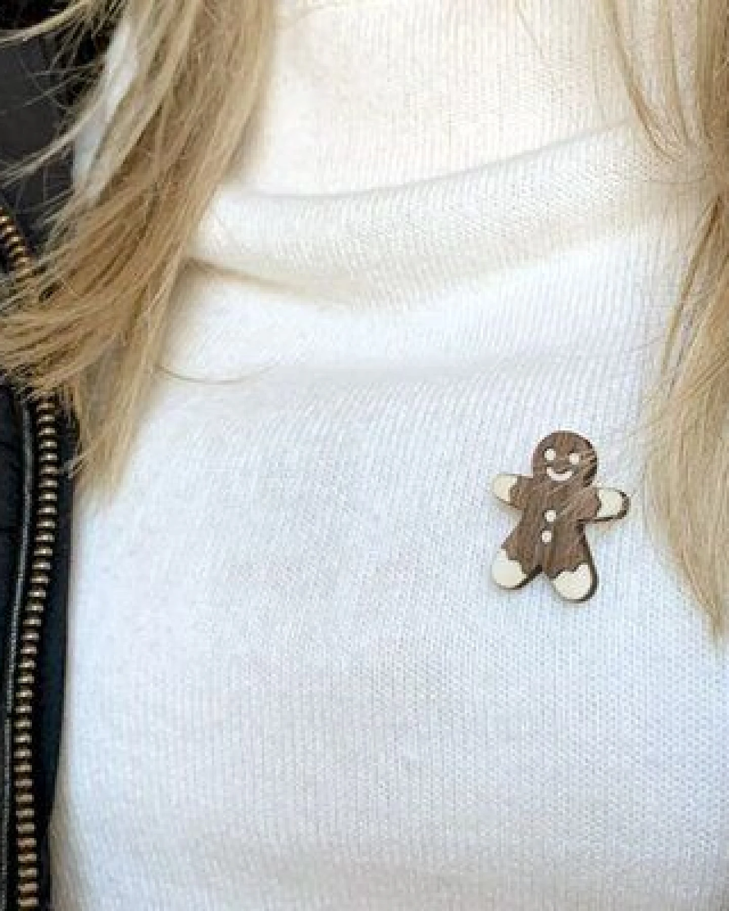 BeWooden Gingerbread Brooch aus Holz – stilvoller, veganer Schmuck für Naschkatzen – Ansicht 2
