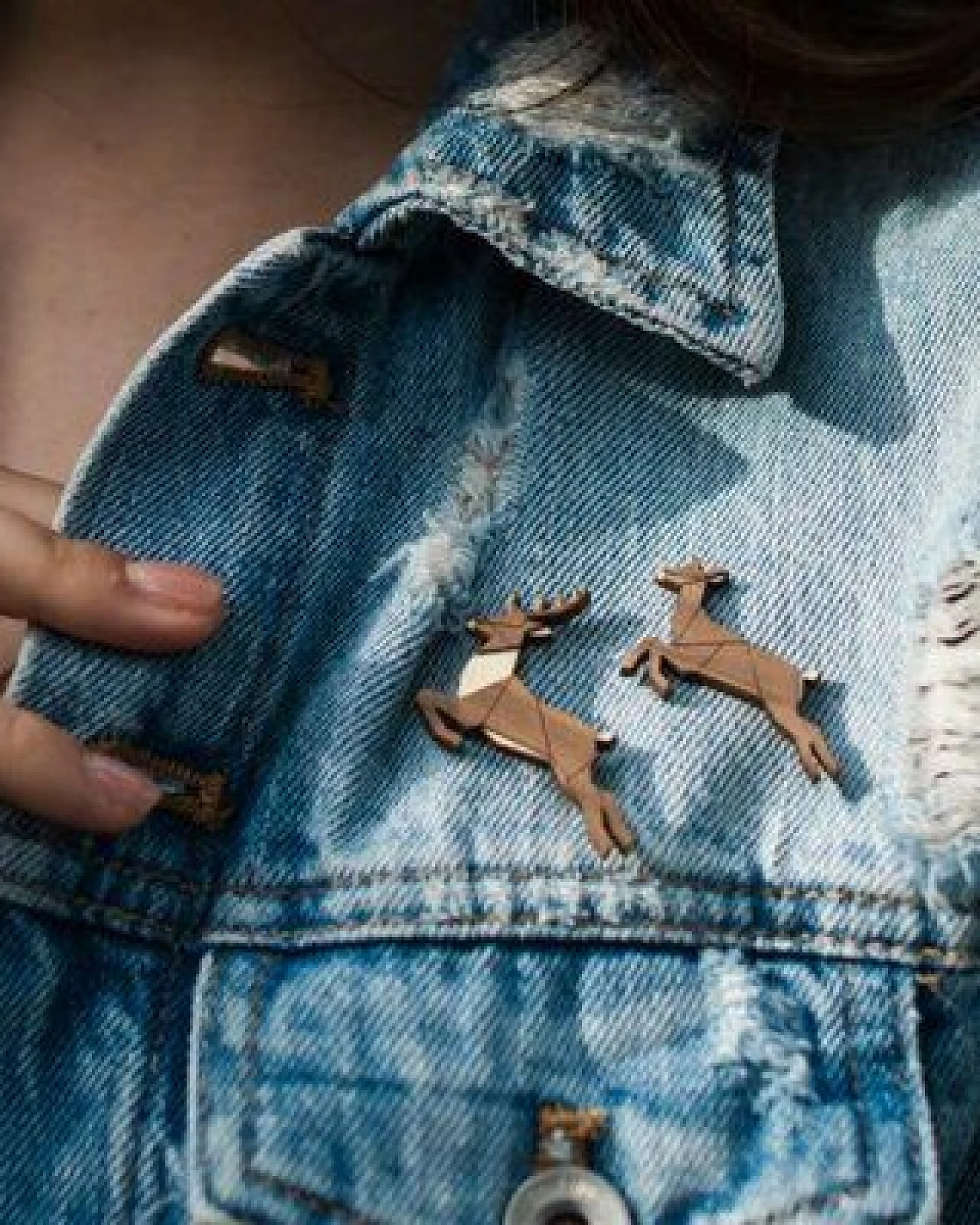 BeWooden Holzbrosche „Jumping Deer Brooch“ – Holzbrosche Springender Hirsch – Originelles Accessoire, nachhaltiger Holzschmuck – Ansicht 2