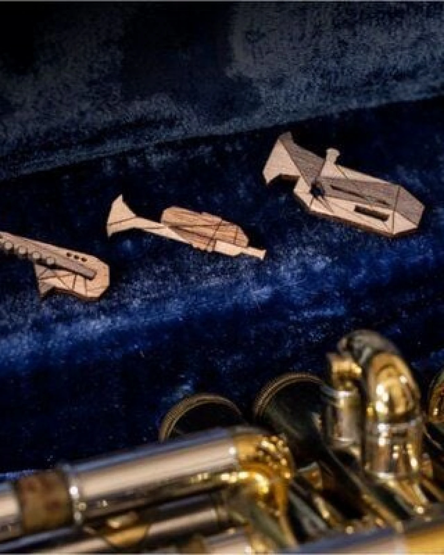 BeWooden Saxophon Holzbrosche – handgefertigter, nachhaltiger Schmuck aus Holz – Ansicht 3