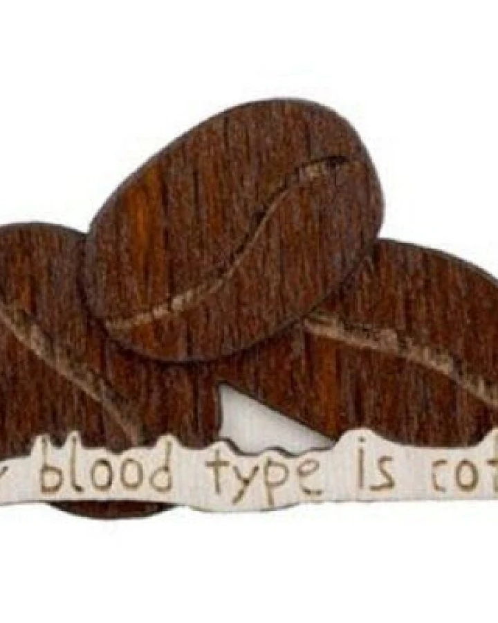 BeWooden Coffee Blood Type Holzbrosche – handgefertigter, nachhaltiger Schmuck aus Holz