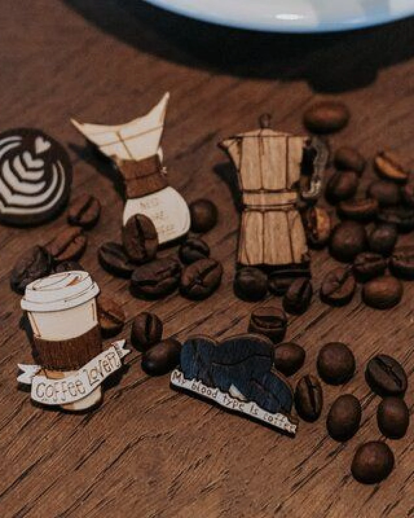 BeWooden Coffee Blood Type Holzbrosche – handgefertigter, nachhaltiger Schmuck aus Holz – Ansicht 2