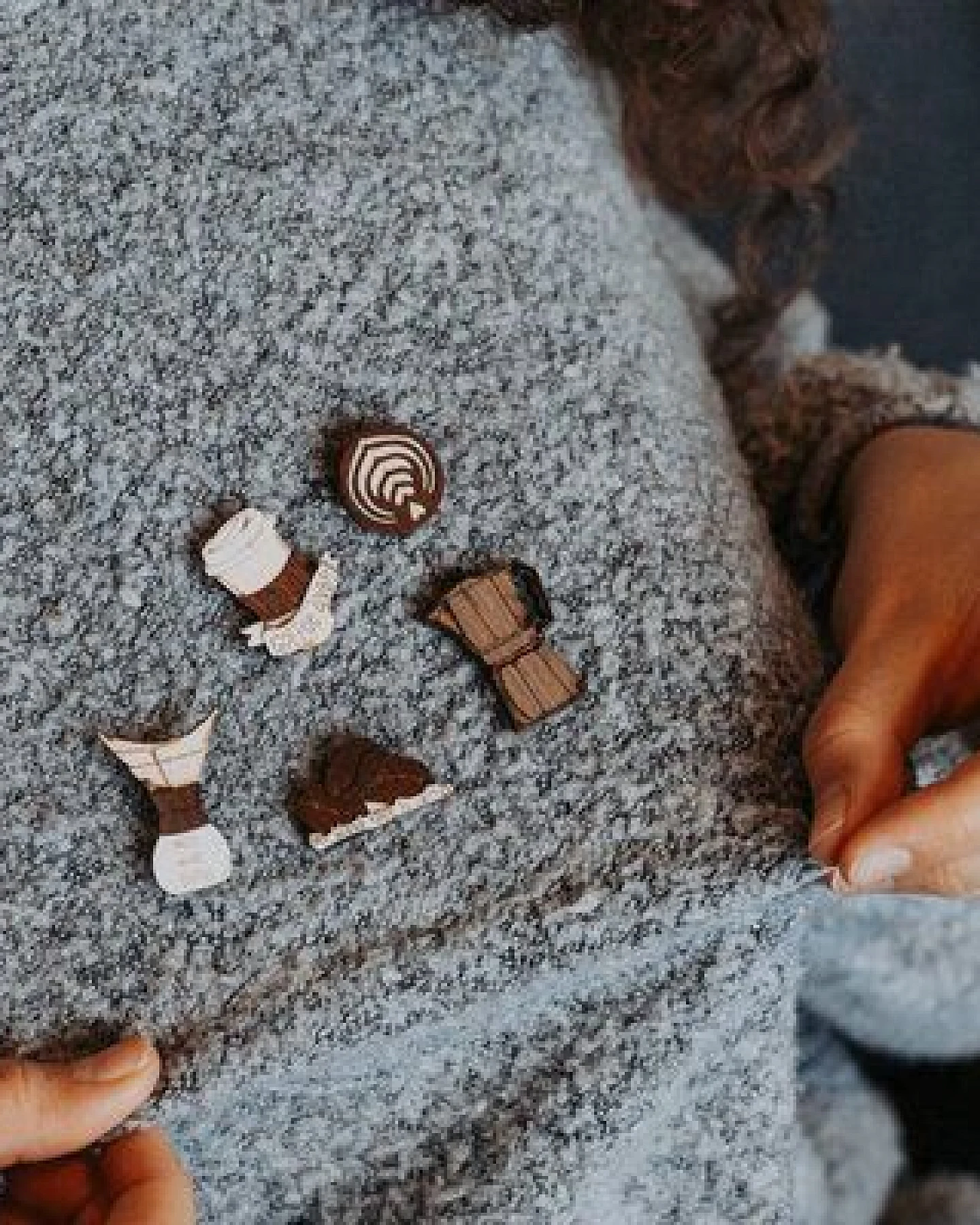 BeWooden Coffee Blood Type Holzbrosche – handgefertigter, nachhaltiger Schmuck aus Holz – Ansicht 3