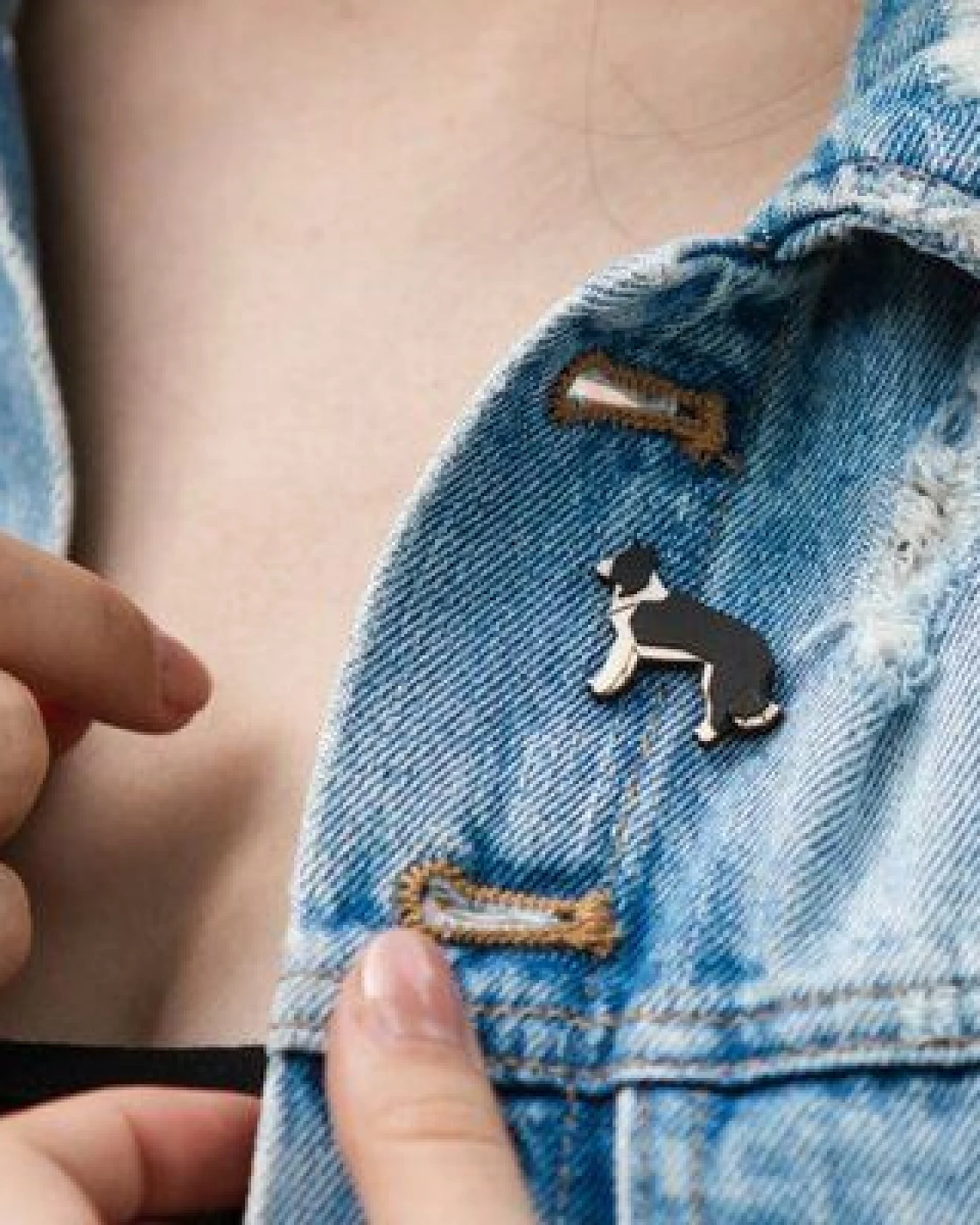 BeWooden Walking Collie Holzbrosche – handgefertigter, nachhaltiger Schmuck aus Holz – Ansicht 2