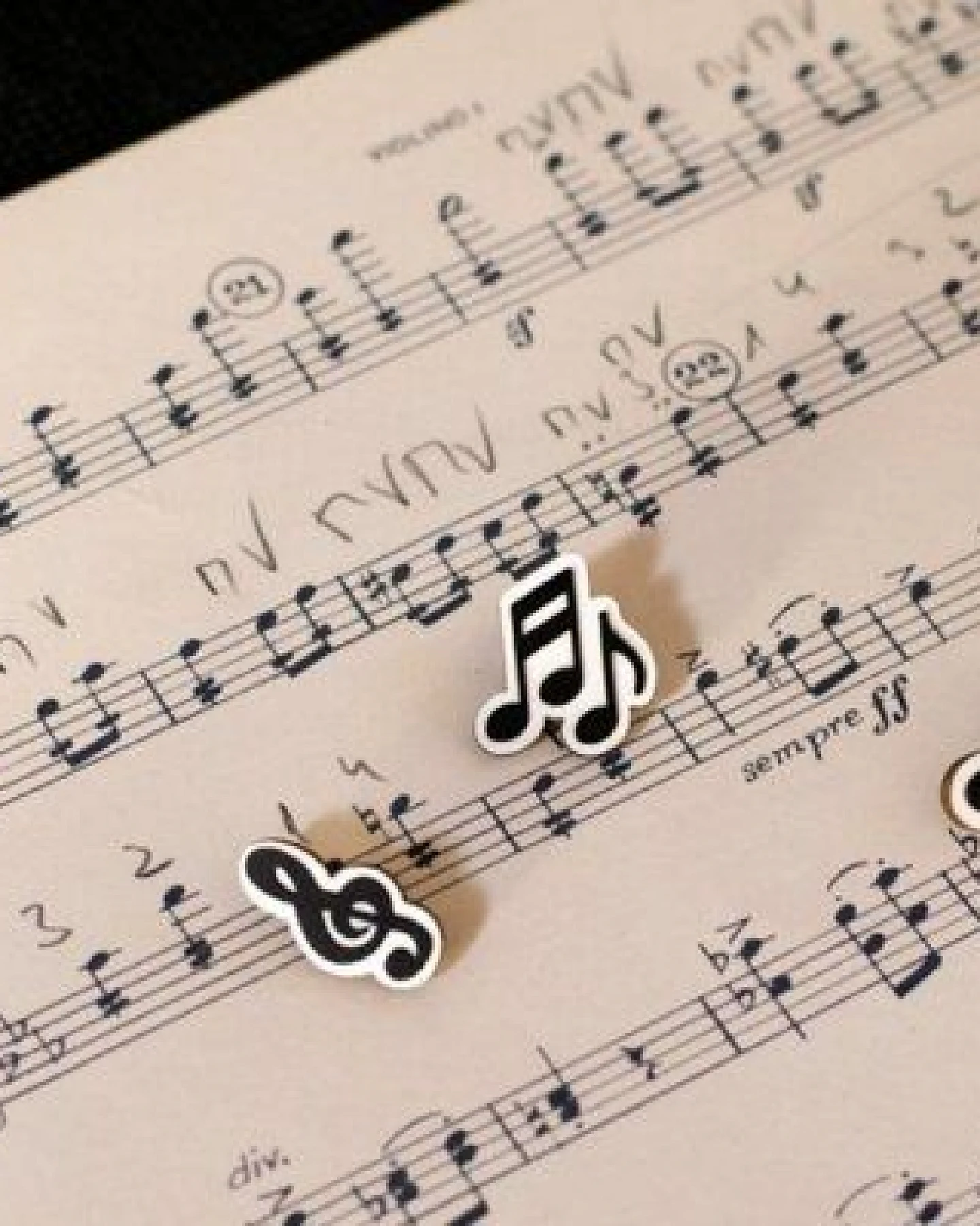 BeWooden Holzbrosche Treble Clef – Handgefertigter Schmuck aus Holz – Ansicht 2