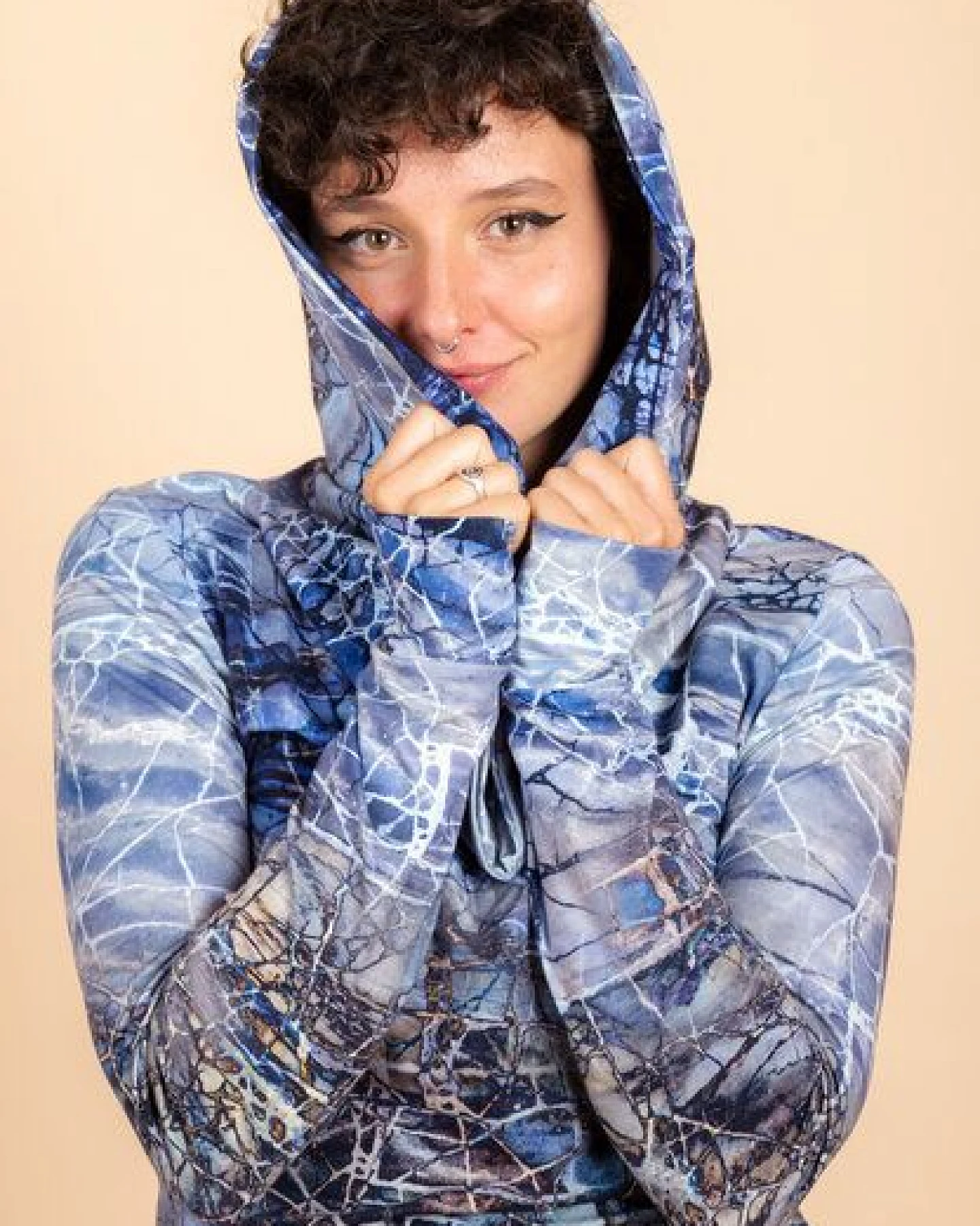 Die rote Zora Zora Hoodie mit Muster – Ansicht 2