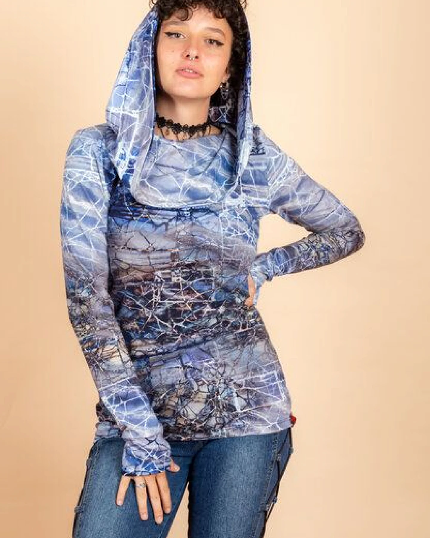 Die rote Zora Zora Hoodie mit Muster – Ansicht 2