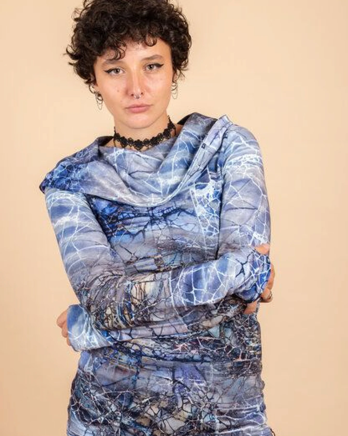 Die rote Zora Zora Hoodie mit Muster – Ansicht 4