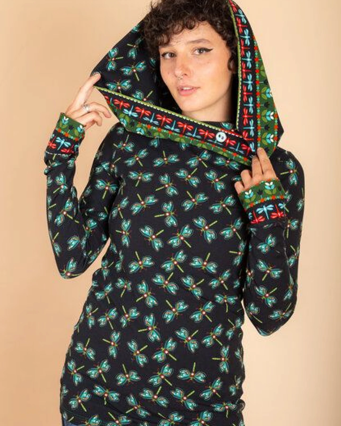 Die rote Zora Zora Hoodie mit Muster – Ansicht 3