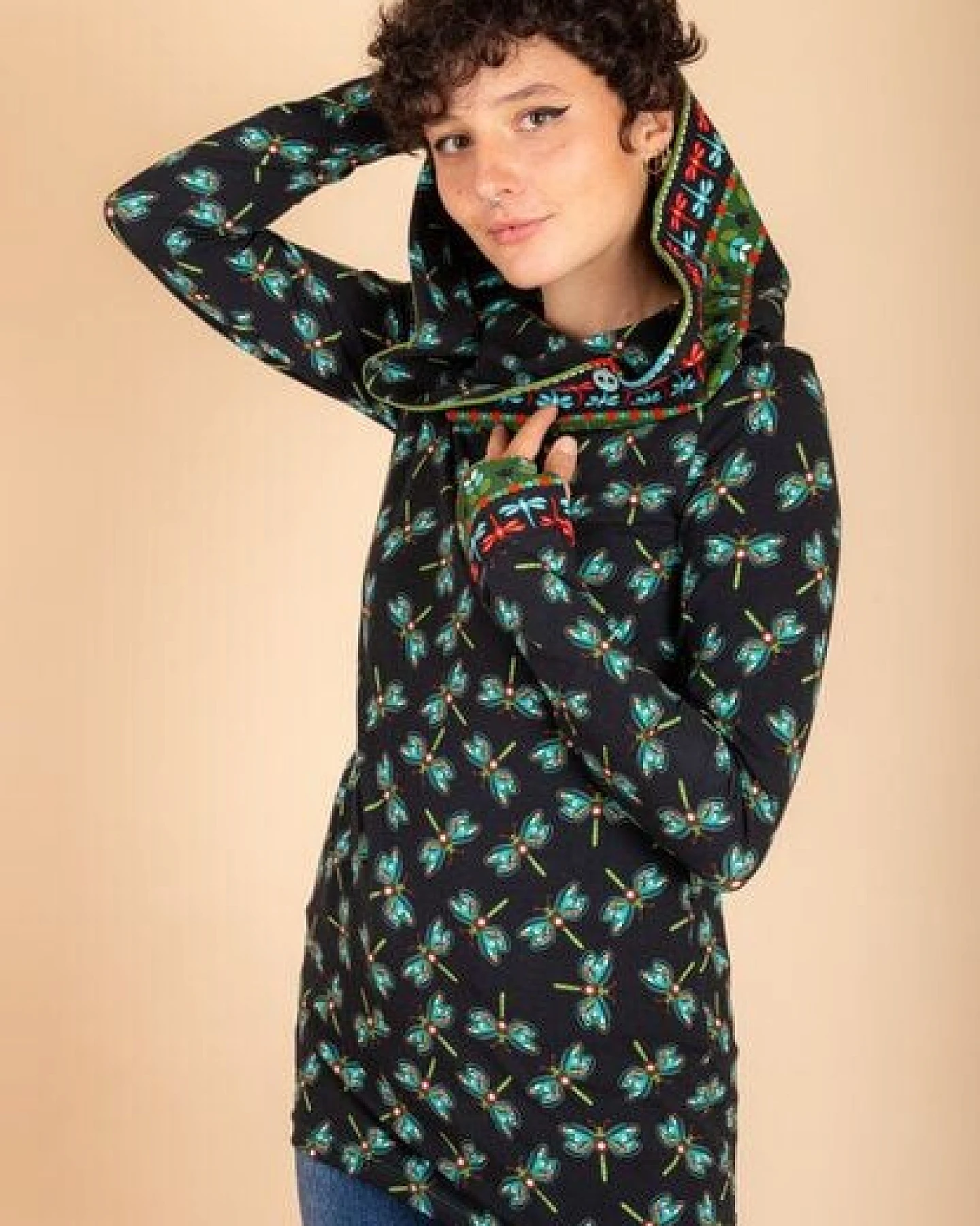 Die rote Zora Zora Hoodie mit Muster – Ansicht 4