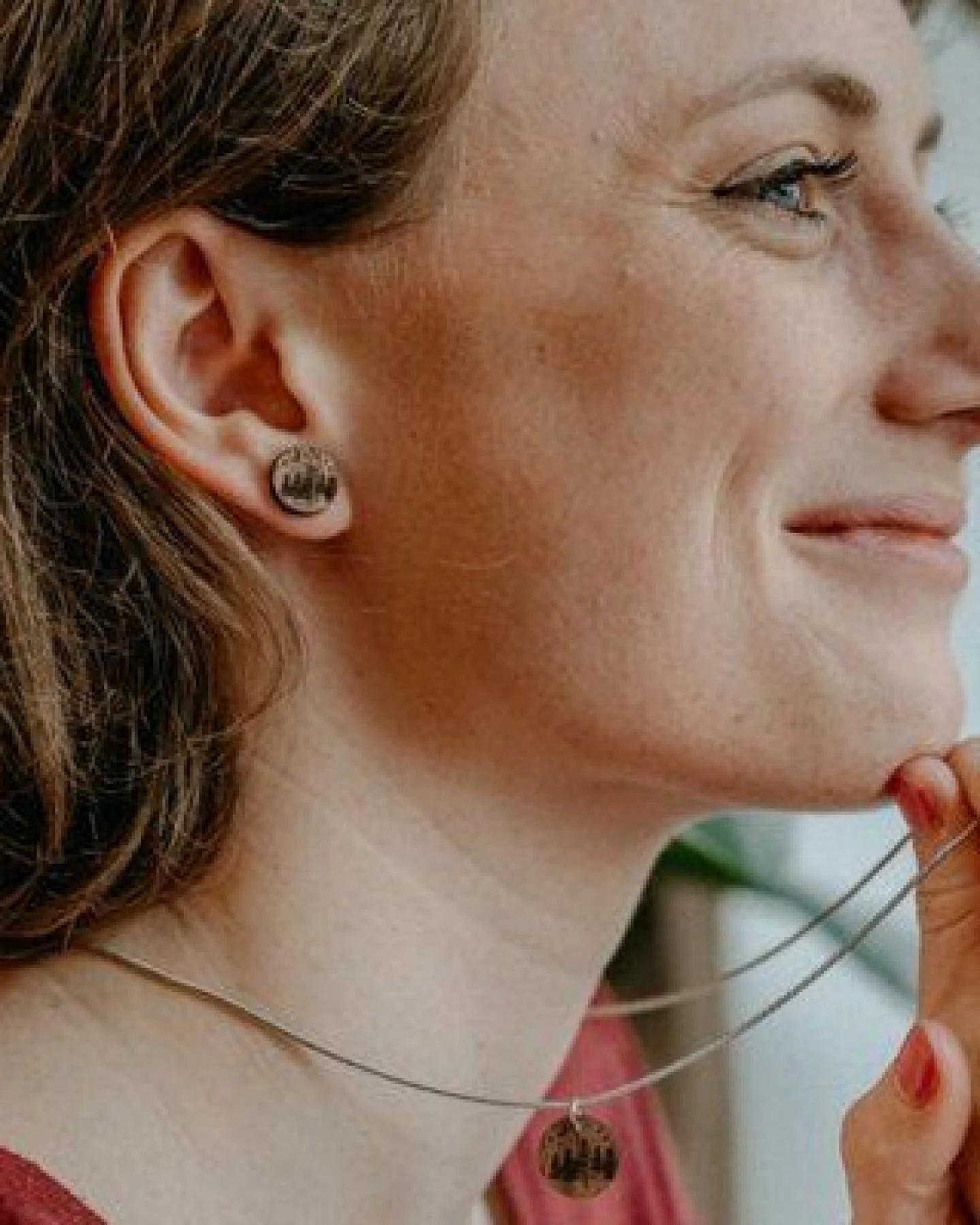 BeWooden Holzohrringe Wood – handgefertigter, nachhaltiger Schmuck mit Waldmotiv – Ansicht 2