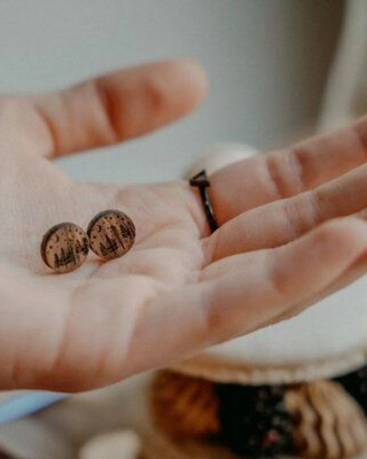 BeWooden Holzohrringe Wood – handgefertigter, nachhaltiger Schmuck mit Waldmotiv – Ansicht 3