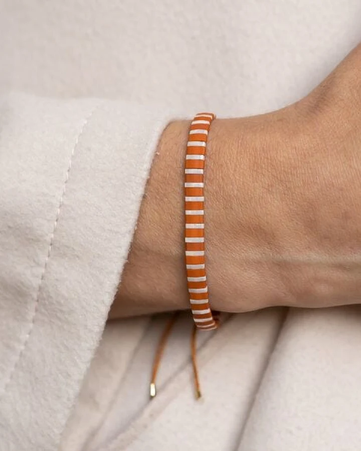 juni Herbstliches Perlenarmband "Mara" mit verstellbarer Schiebeperle aus recyceltem Gold oder Silber