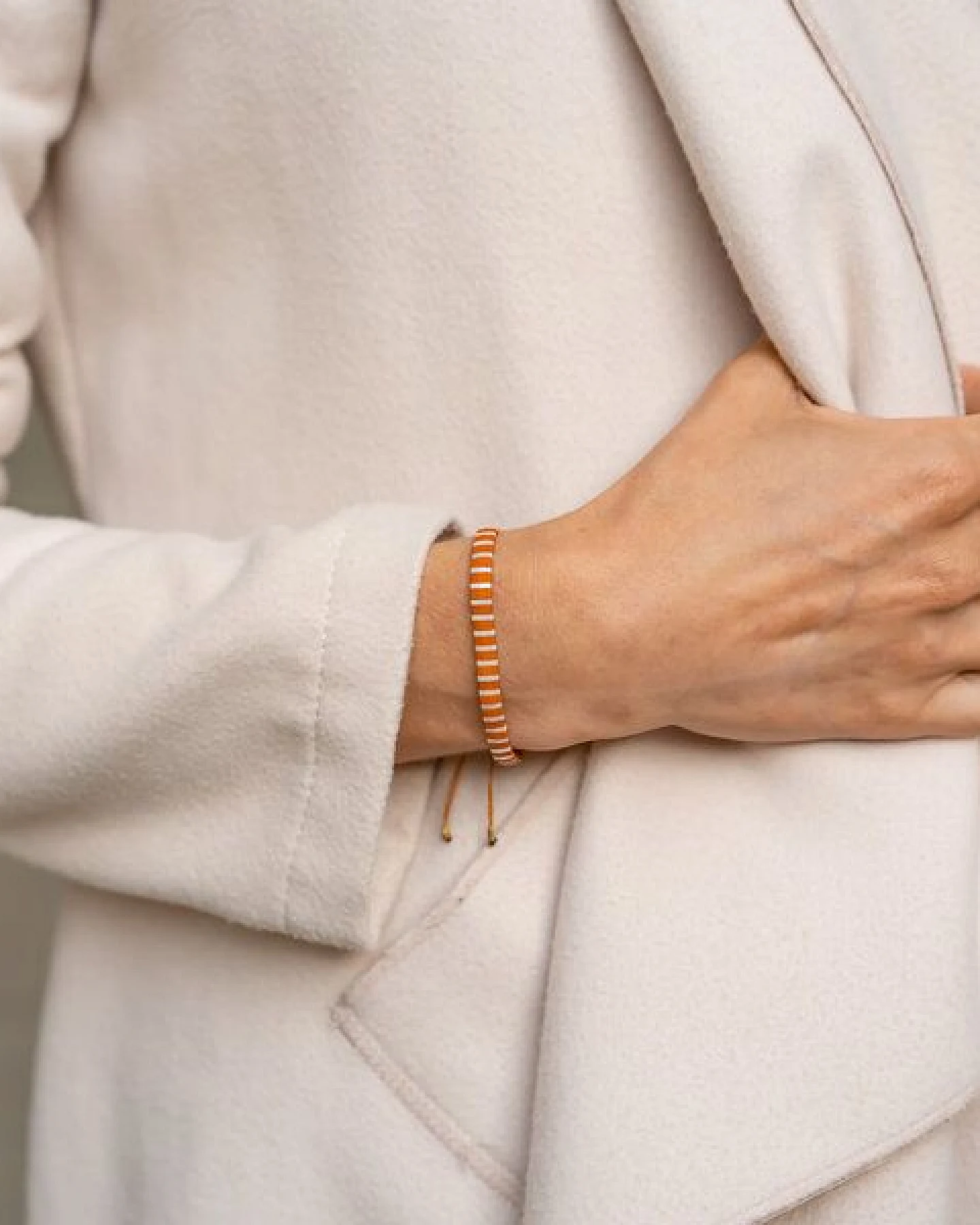 juni Herbstliches Perlenarmband "Mara" mit verstellbarer Schiebeperle aus recyceltem Gold oder Silber – Ansicht 2