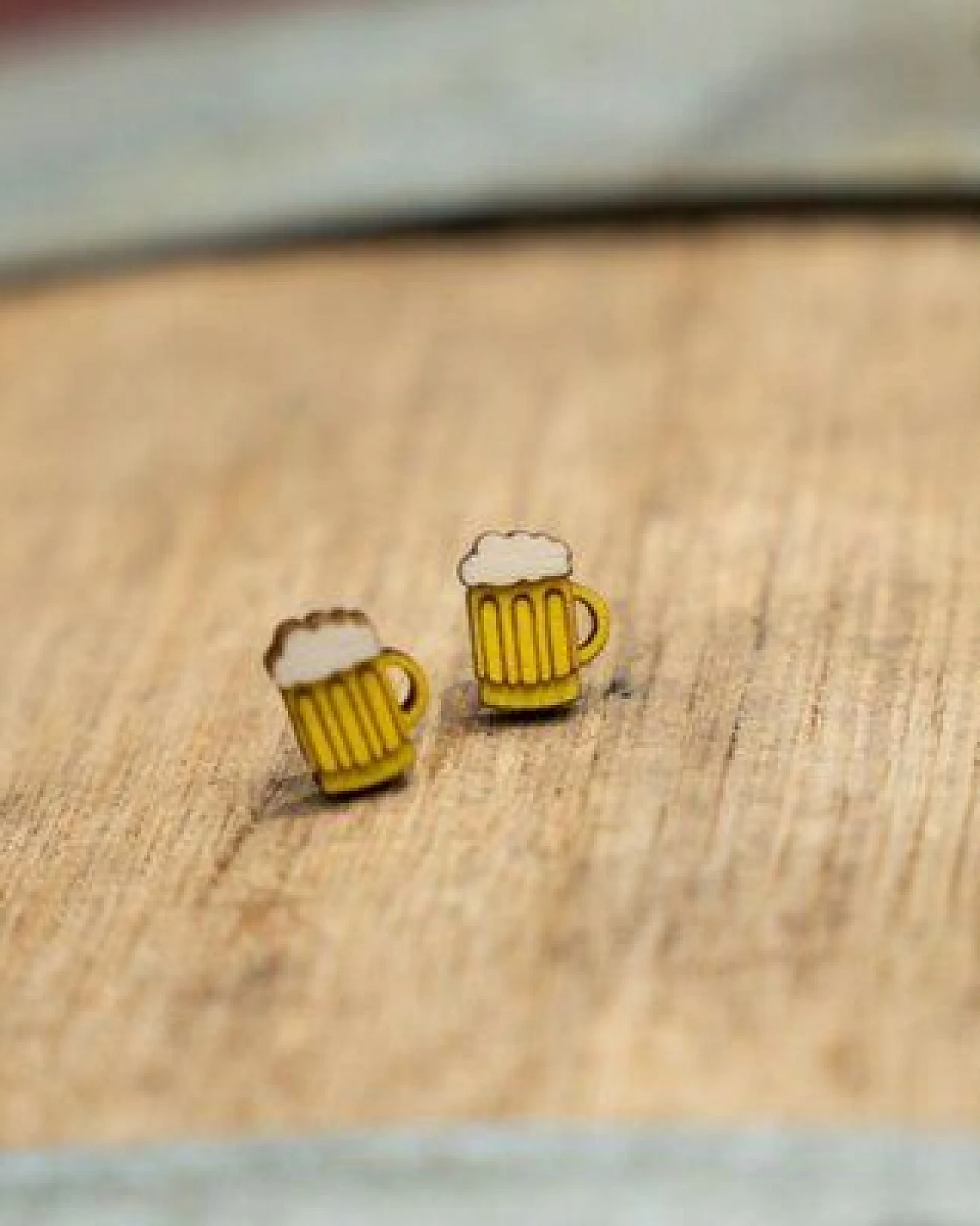 BeWooden Holzohrringe Beer – handgefertigter, nachhaltiger Schmuck mit Bierglas-Motiv – Ansicht 2