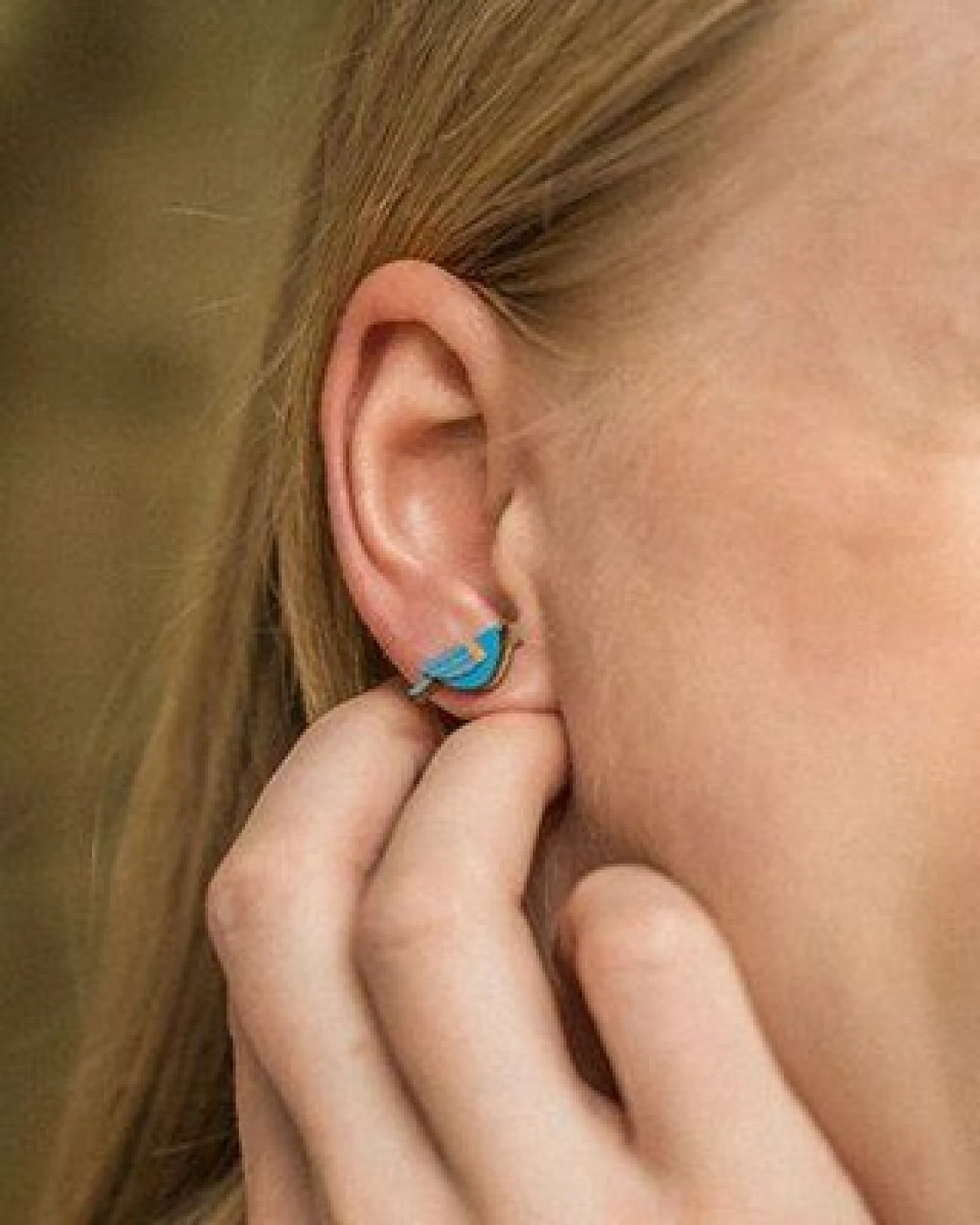 BeWooden Holzohrringe Blue Cutebird – handgefertigter, nachhaltiger Schmuck mit Vogelmotiv – Ansicht 2