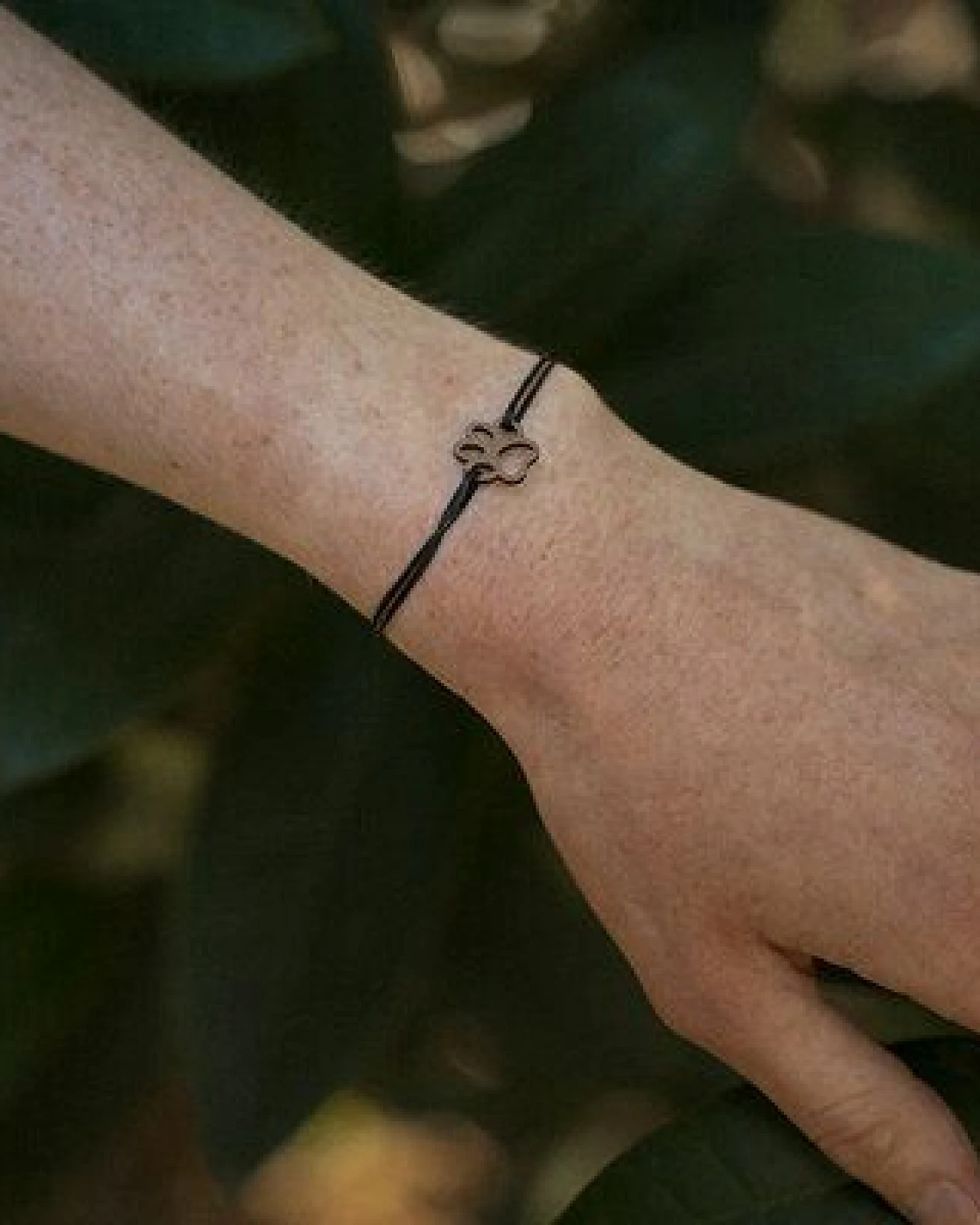 BeWooden Holzarmband Paw – handgefertigter, nachhaltiger Schmuck mit Pfotenmotiv – Ansicht 2