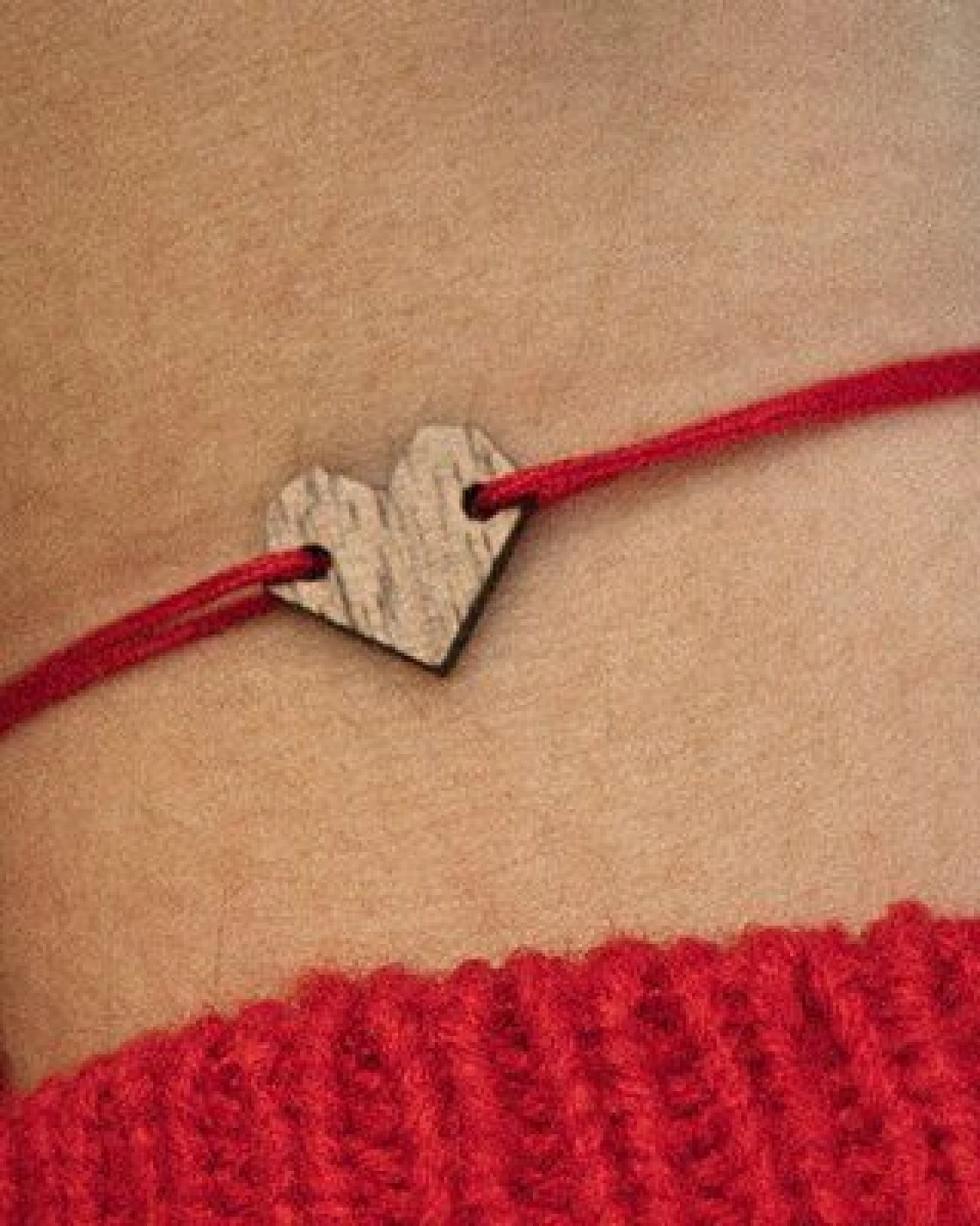 BeWooden Holzarmband Red Heart – handgefertigter, nachhaltiger Schmuck mit Herzsymbol – Ansicht 2