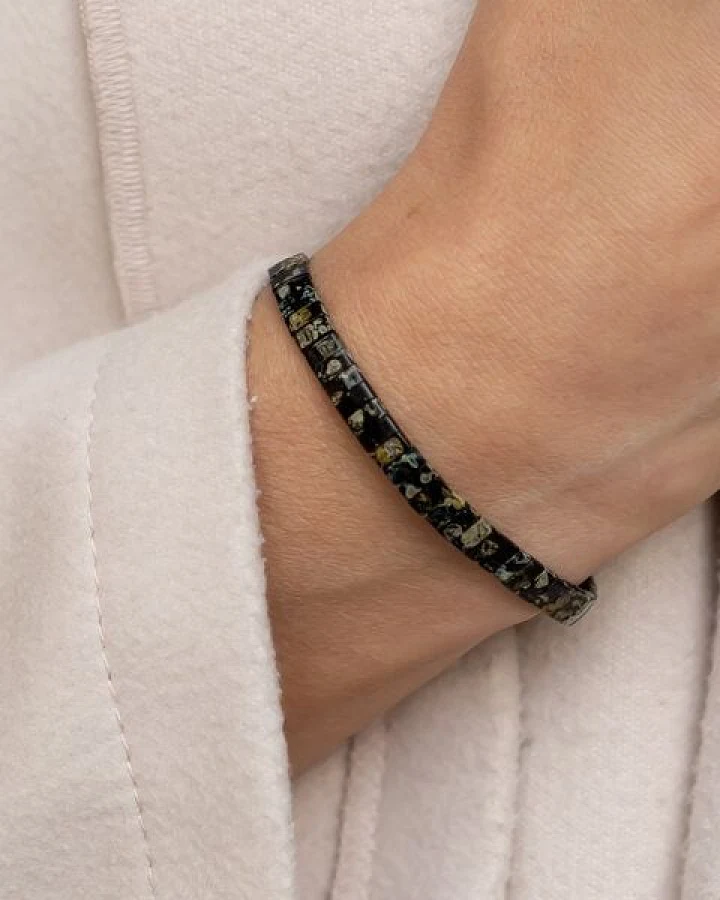juni Schwarzes Perlenarmband "Noiré" mit verstellbarer Schiebeperle aus recyceltem Gold oder Silber
