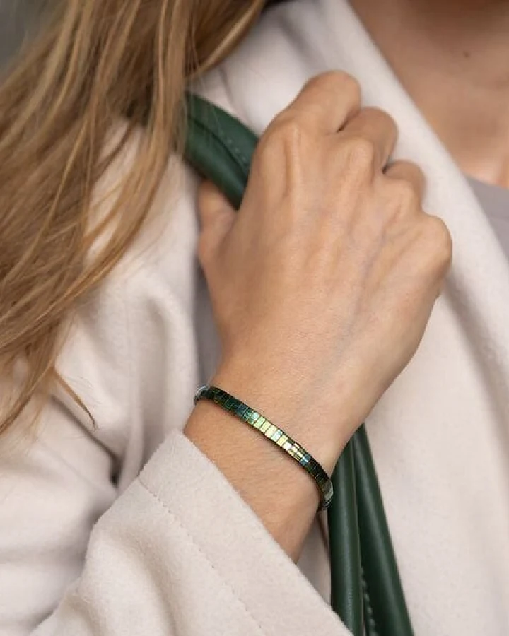 juni Grünes Perlenarmband "Emerell" schimmernd, mit verstellbarer Schiebeperle aus recyceltem Gold oder Silber