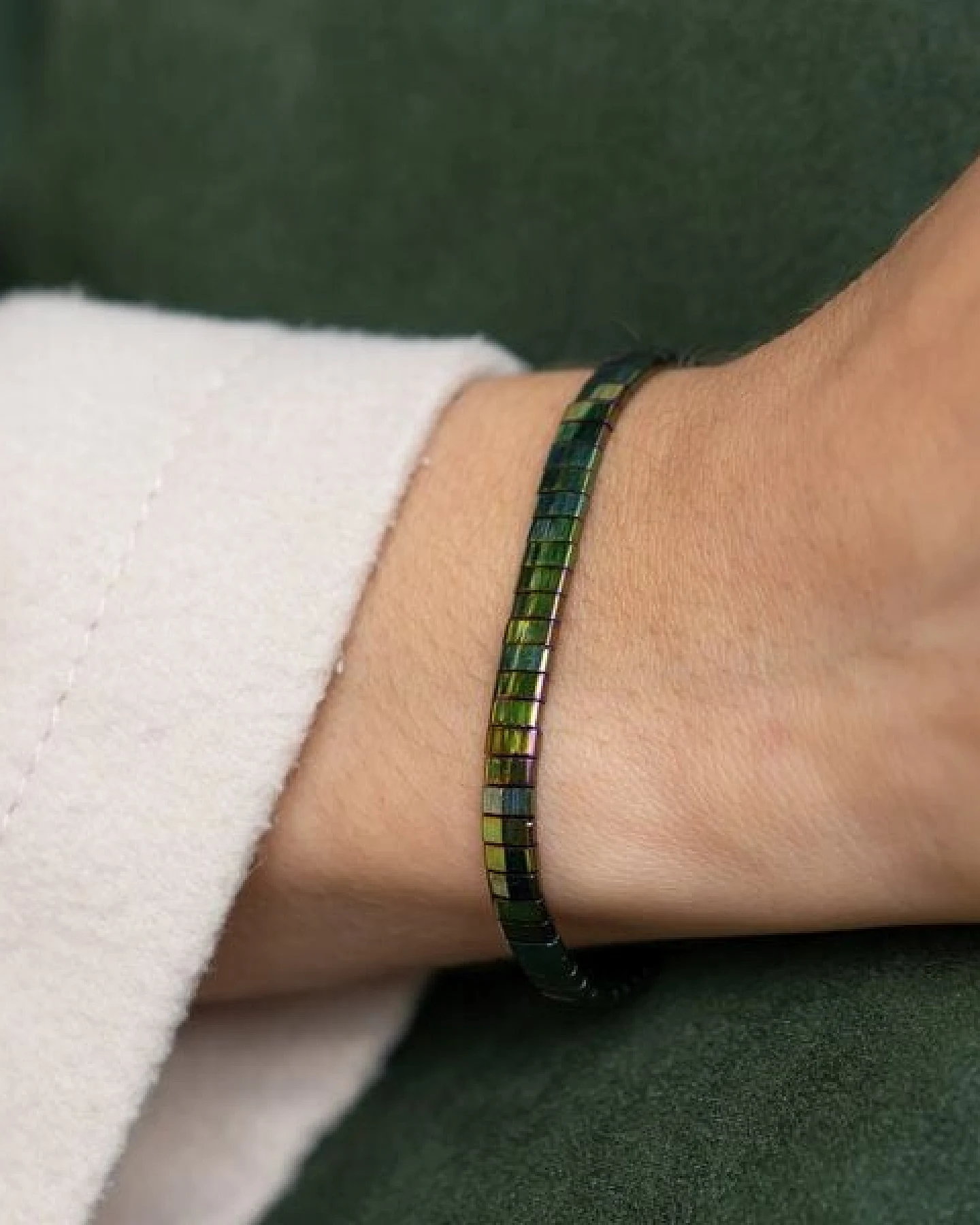 juni Grünes Perlenarmband "Emerell" schimmernd, mit verstellbarer Schiebeperle aus recyceltem Gold oder Silber – Ansicht 2