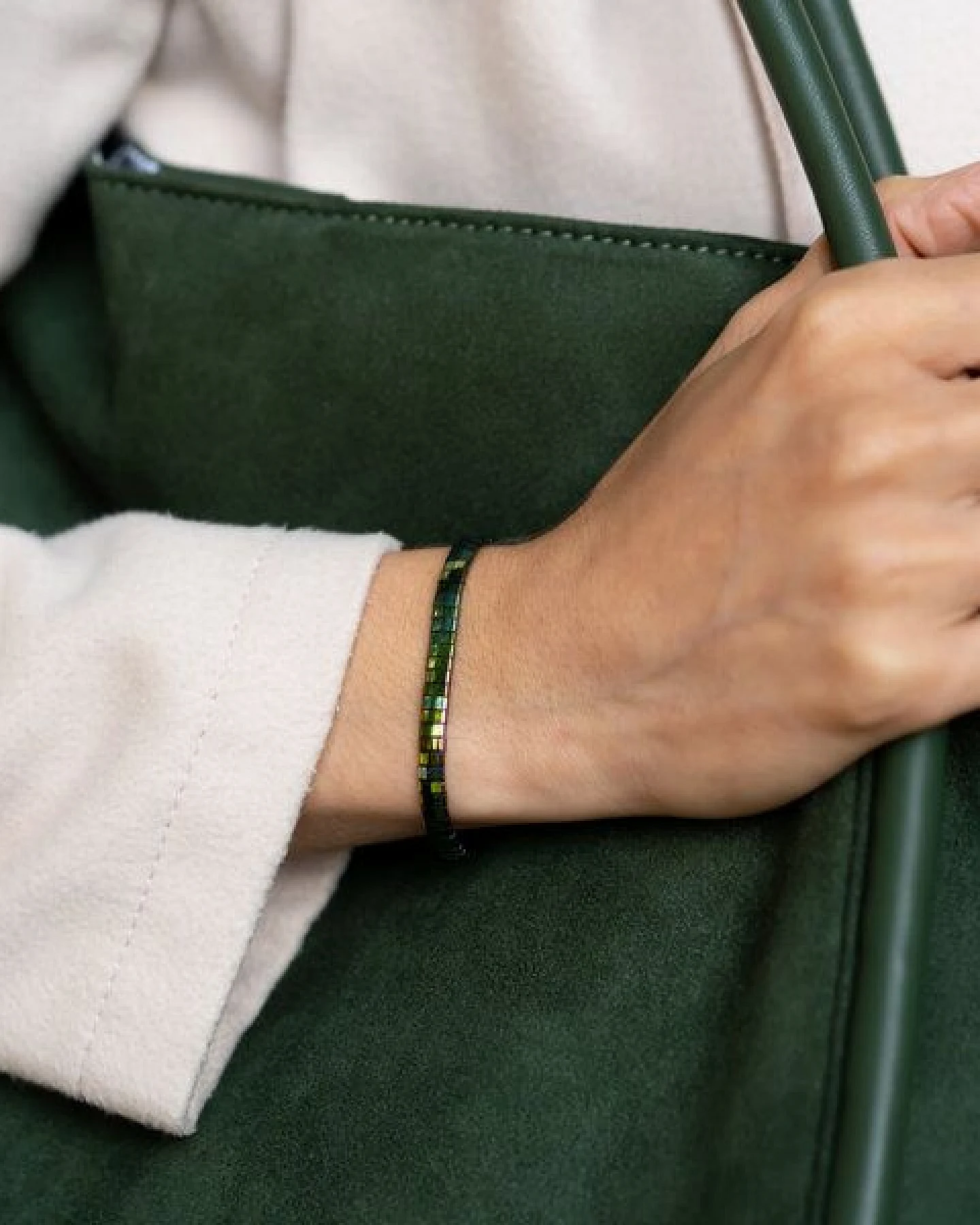 juni Grünes Perlenarmband "Emerell" schimmernd, mit verstellbarer Schiebeperle aus recyceltem Gold oder Silber – Ansicht 3