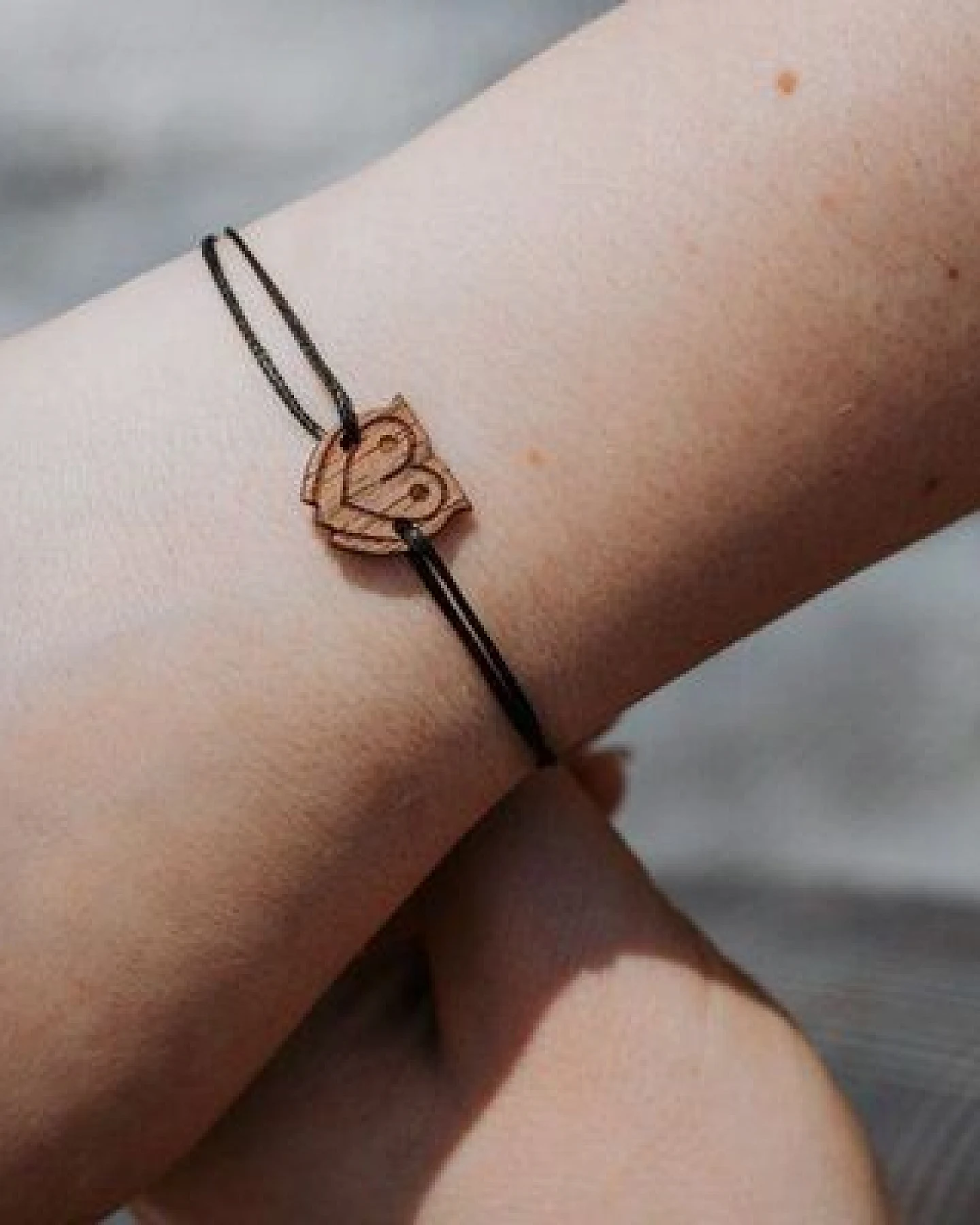 BeWooden Holzarmband Wise Owl – handgefertigter, nachhaltiger Schmuck mit Eulenmotiv – Ansicht 2