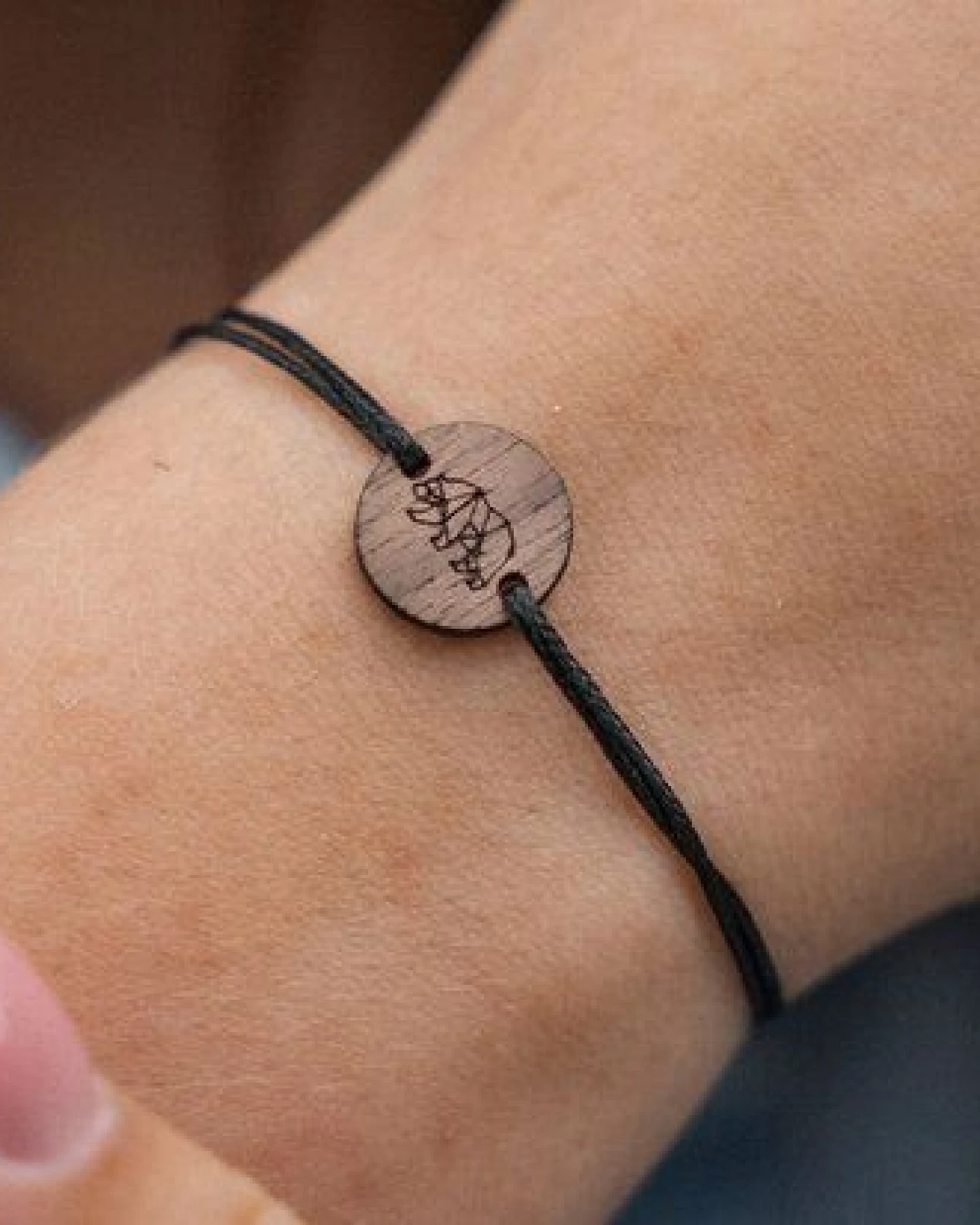 BeWooden Holzarmband Walking Bear – handgefertigter Schmuck mit Bärenmotiv – Ansicht 2