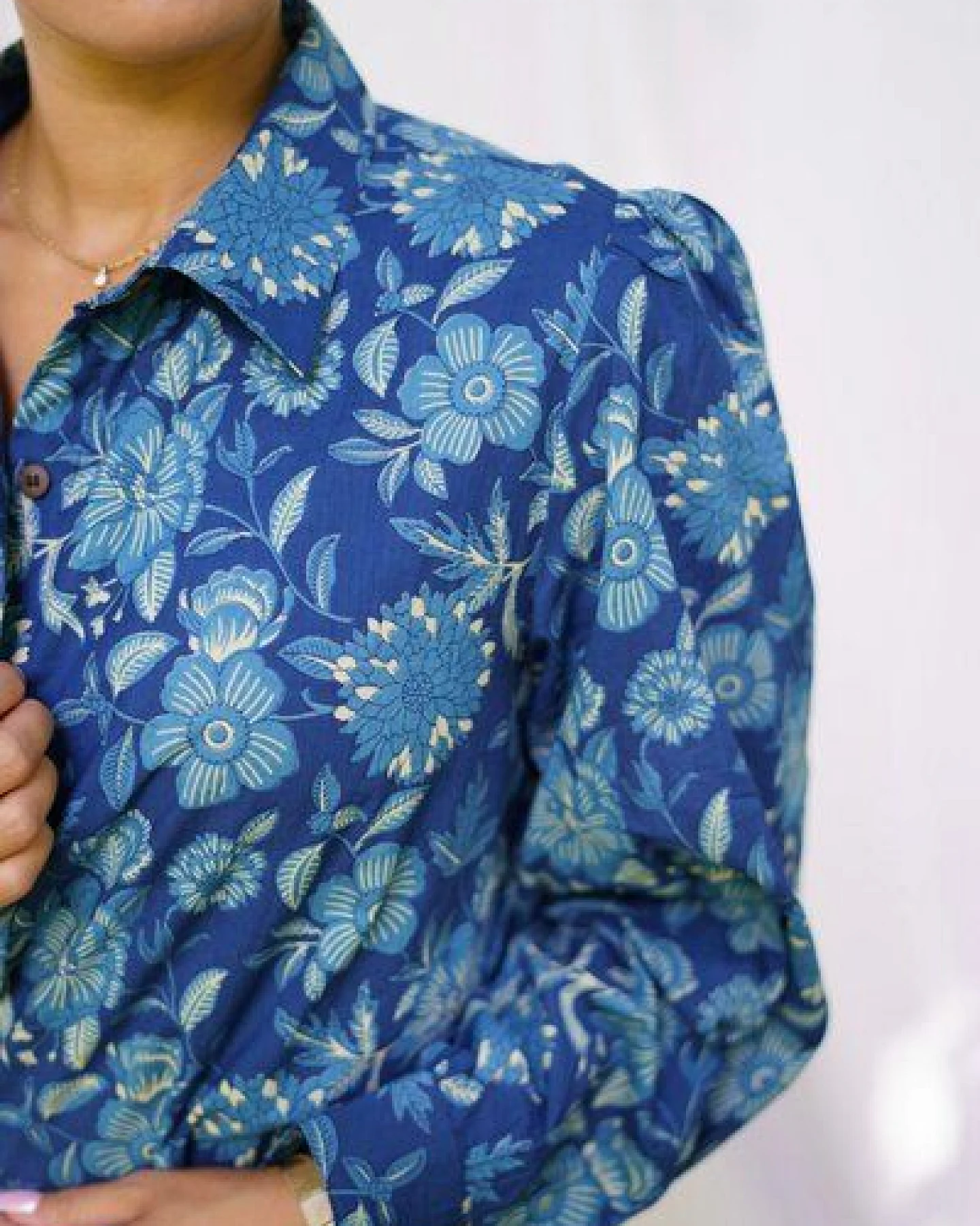 Haus of Namaste Blaues Unisex-Bluse aus 100 % Bio-Baumwolle mit Handblockdruck, fair & nachhaltig – Ansicht 2
