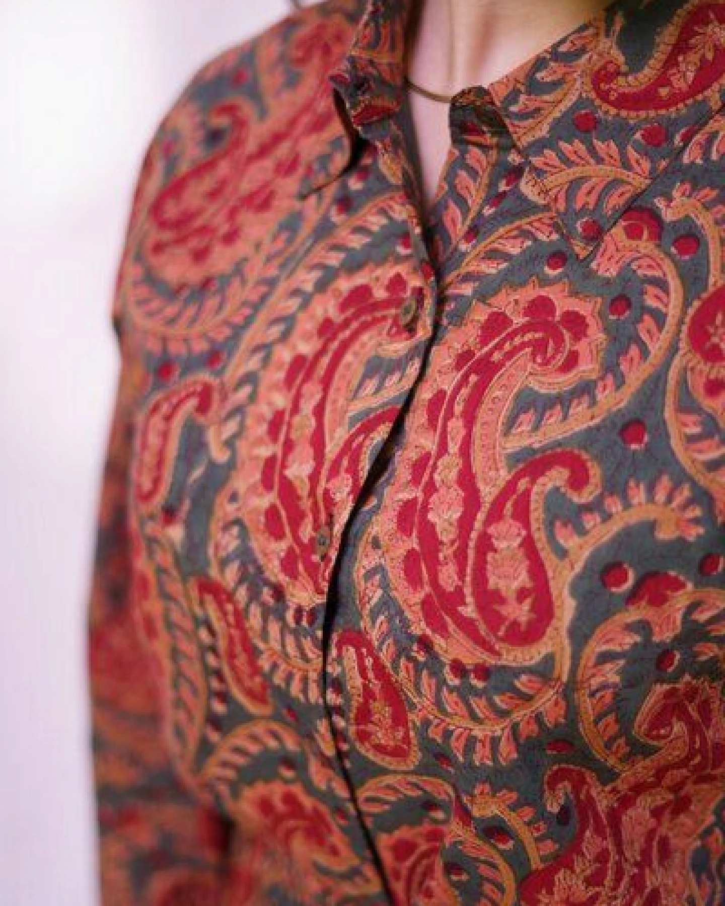 Haus of Namaste Unisex-Hemd in Burnt Orange aus 100 % Bio-Baumwolle, nachhaltig & ethisch hergestellt. – Ansicht 2