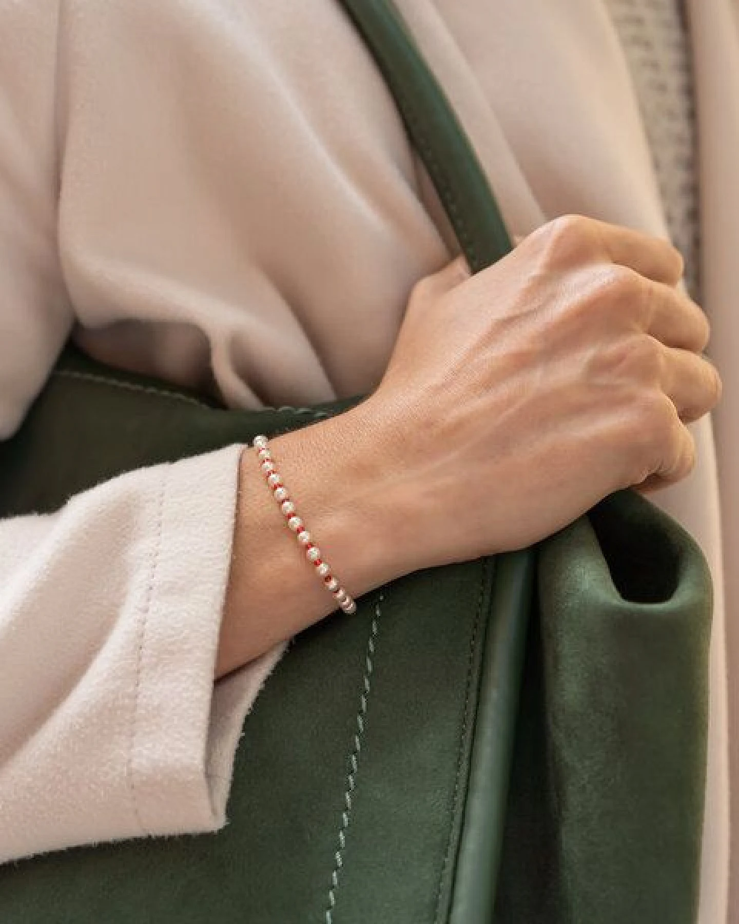 juni Perlenarmband "Faye" mit verstellbarer Schiebeperle aus recyceltem Gold oder Silber – Ansicht 2