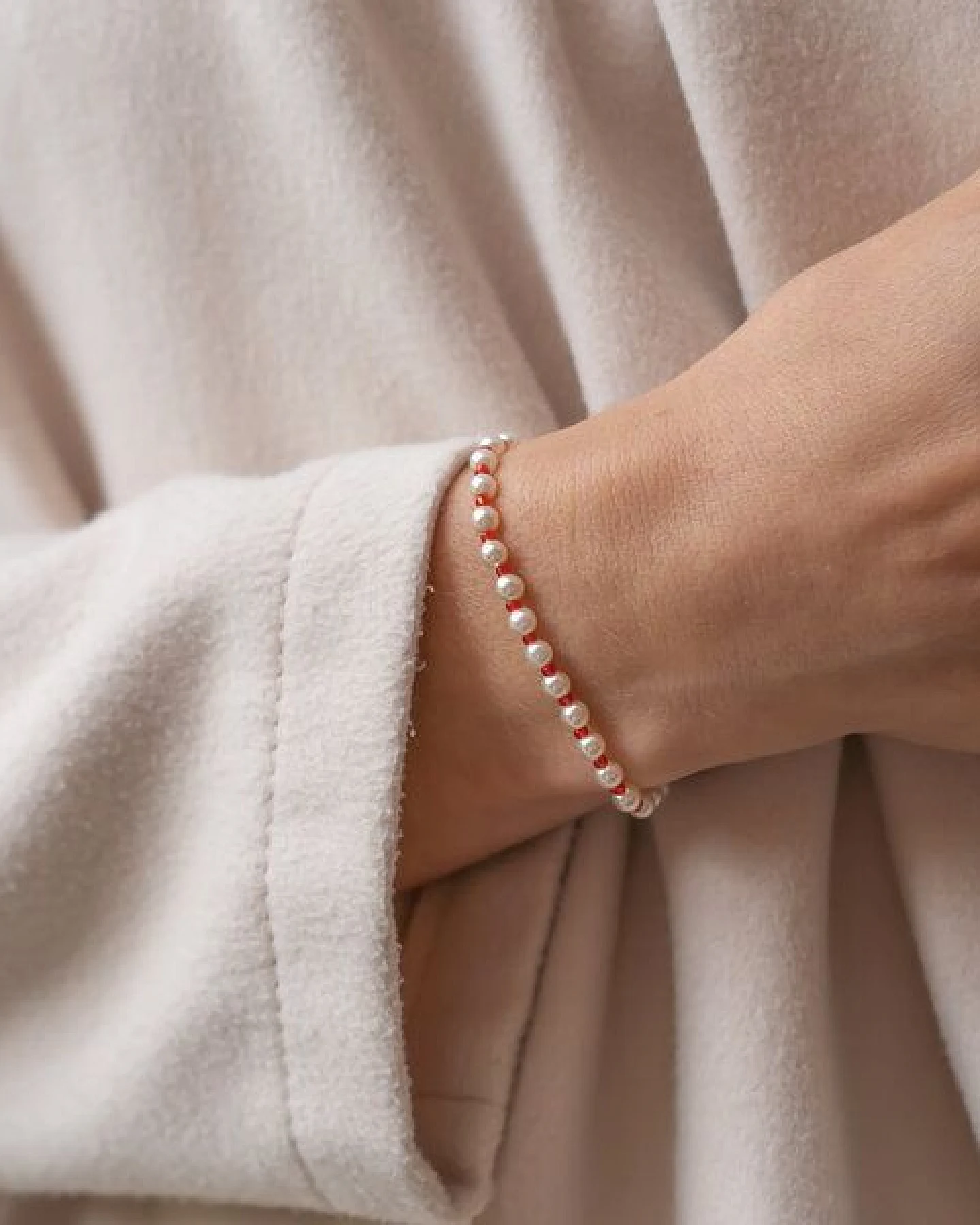 juni Perlenarmband "Faye" mit verstellbarer Schiebeperle aus recyceltem Gold oder Silber – Ansicht 3