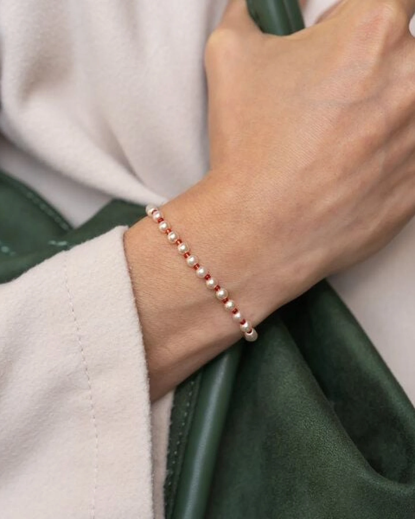 juni Perlenarmband "Faye" mit verstellbarer Schiebeperle aus recyceltem Gold oder Silber – Ansicht 4