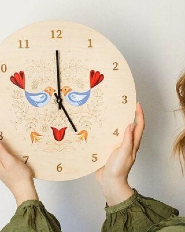 BeWooden Holzwanduhr Volksvogel – handgefertigte Holz-Wanduhr mit Vogelmotiv