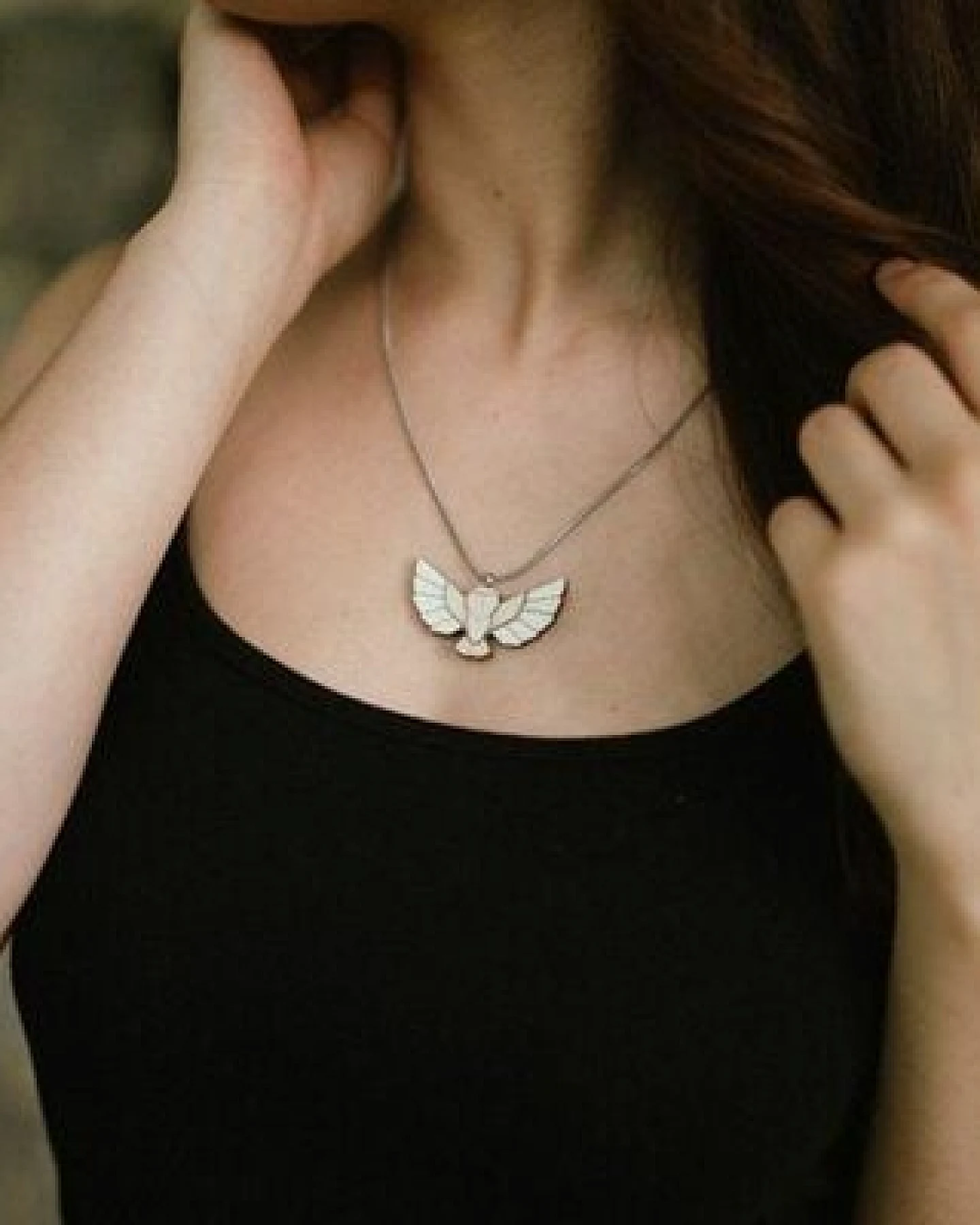 BeWooden Holzanhänger Snowy Owl Pendant – handgefertigtes Halskettenschmuckstück mit Eulenmotiv – Ansicht 2
